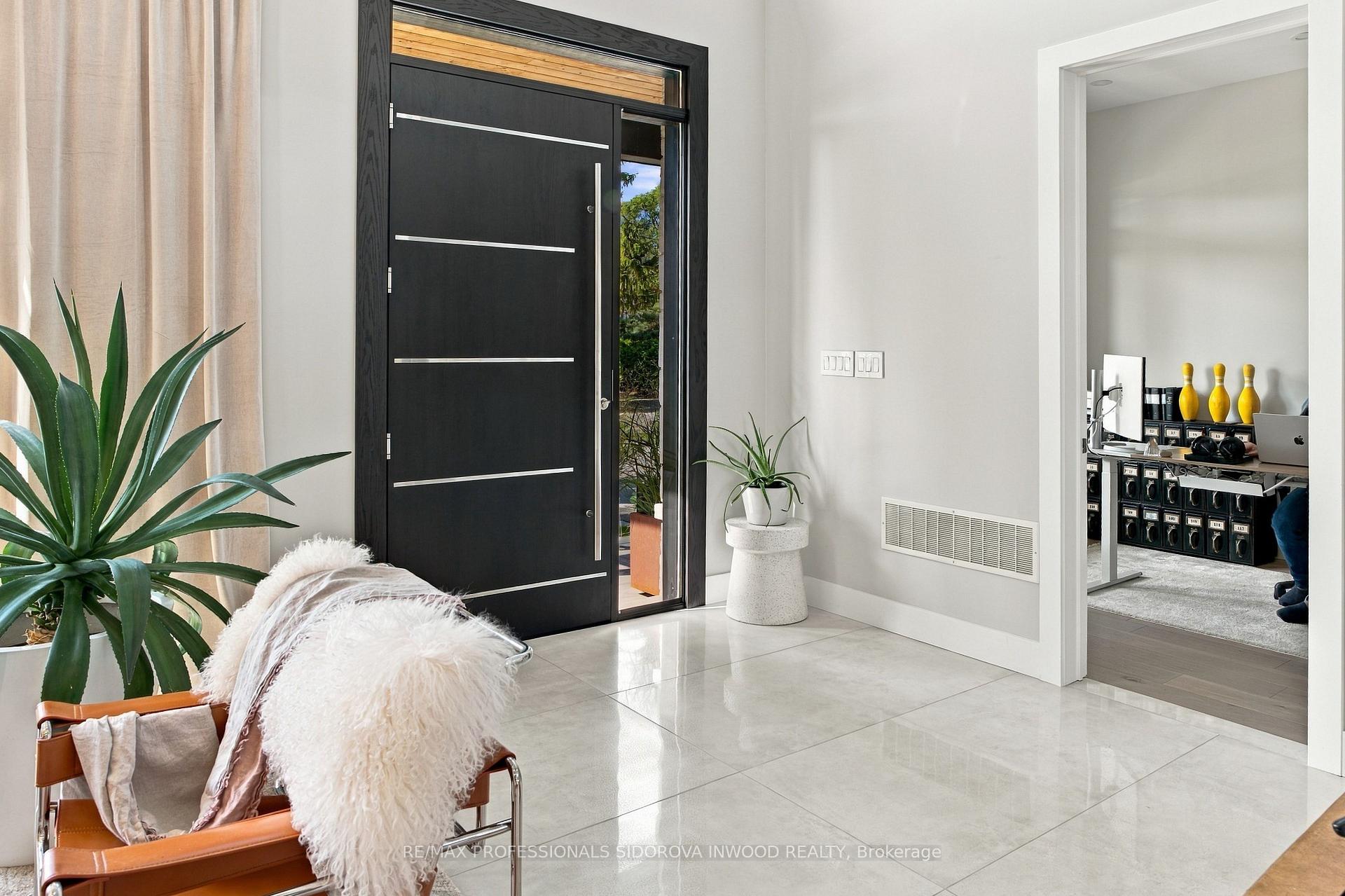 Photo 2 of 504 Sandmere Place, Oakville, West — HOMEH