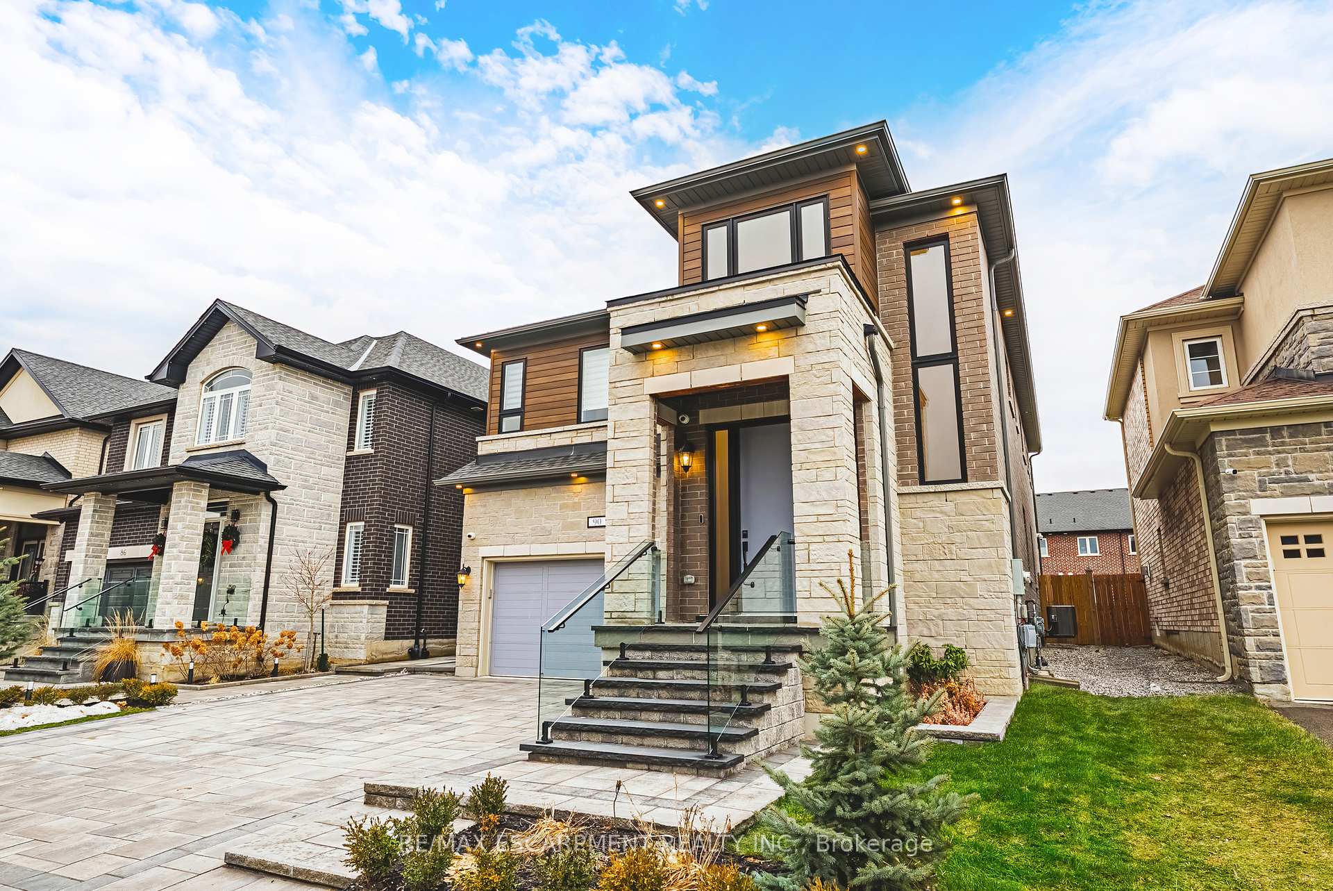 Photo 2 of 90 Robertson Road, Hamilton, Meadowlands — HOMEH