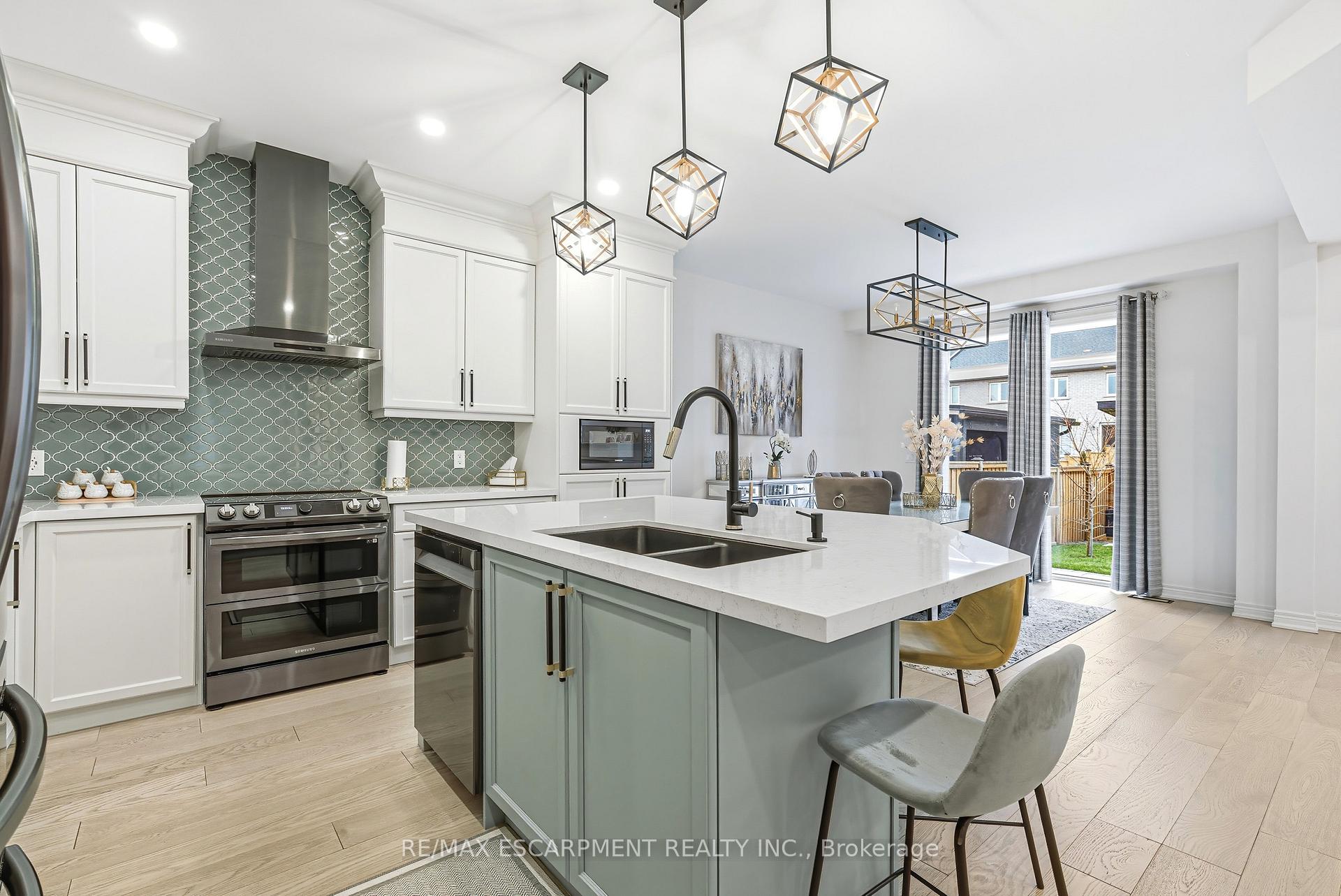 Photo 10 of 90 Robertson Road, Hamilton, Meadowlands — HOMEH