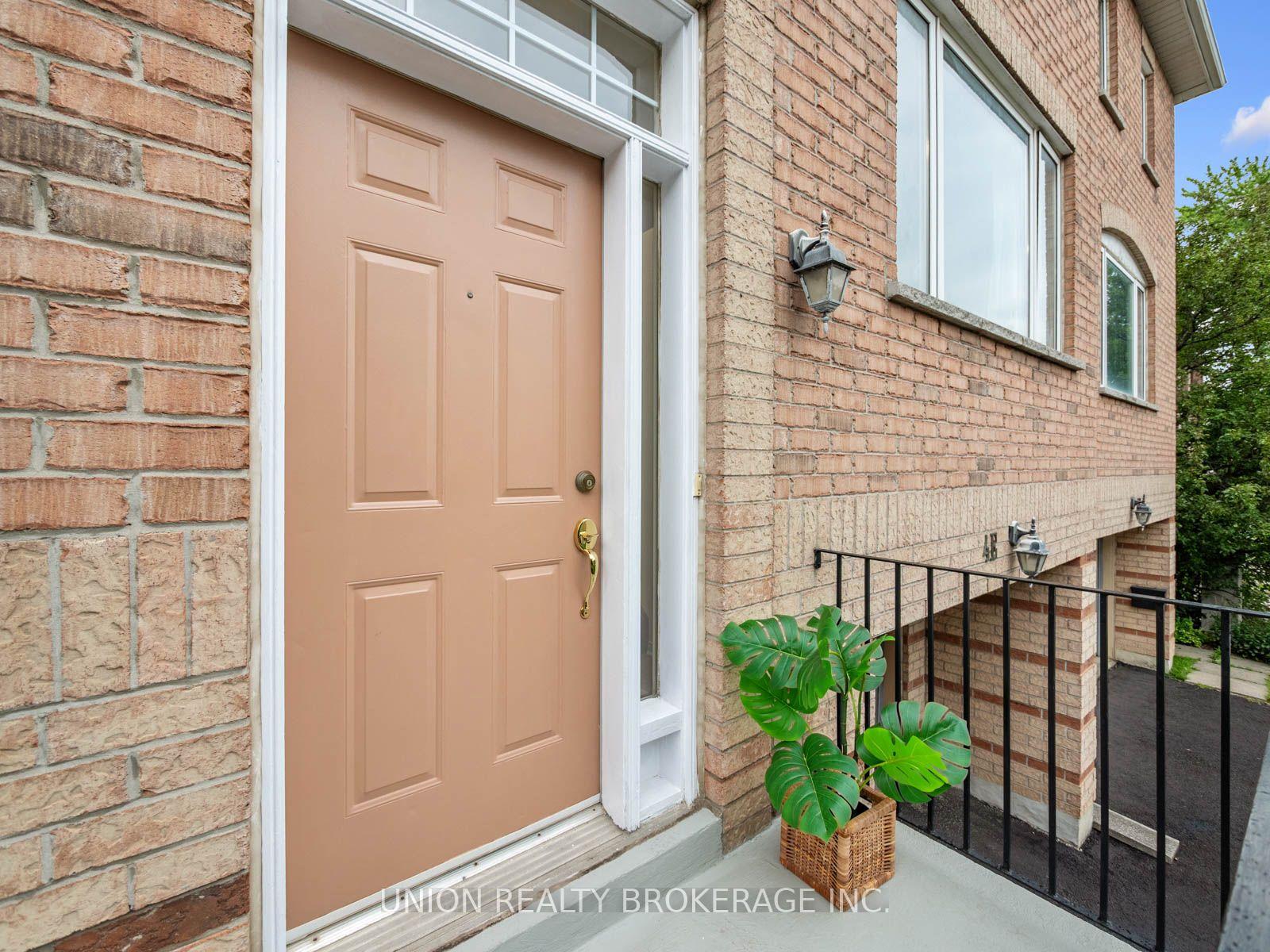 Photo 2 of Unit 12, 4E Leaside Park Drive, Toronto, Thorncliffe Park — HOMEH