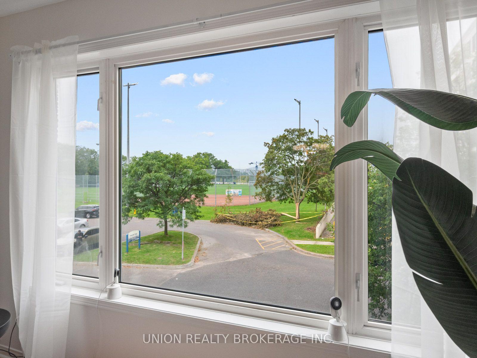 Photo 7 of Unit 12, 4E Leaside Park Drive, Toronto, Thorncliffe Park — HOMEH