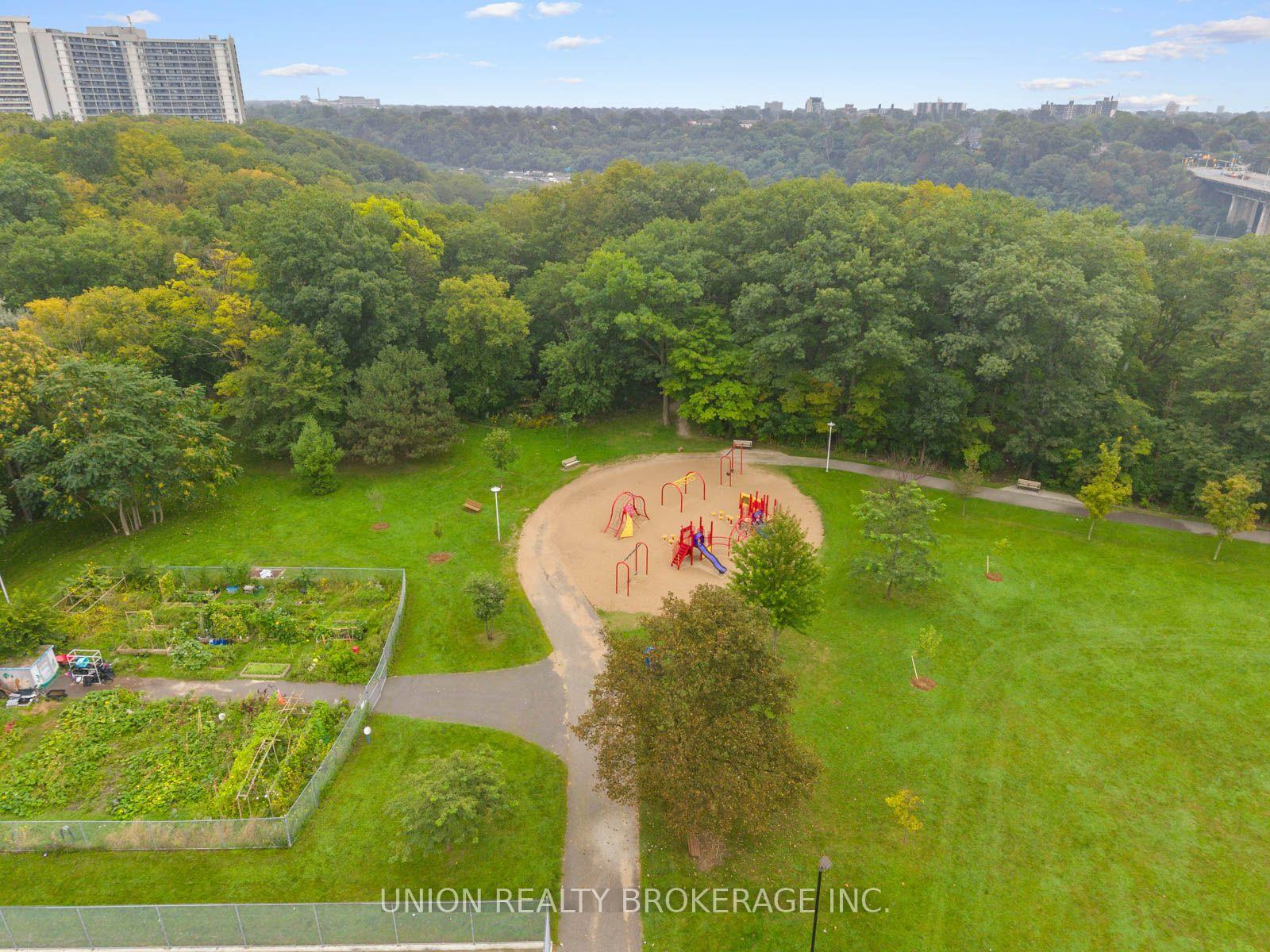 Photo 41 of Unit 12, 4E Leaside Park Drive, Toronto, Thorncliffe Park — HOMEH
