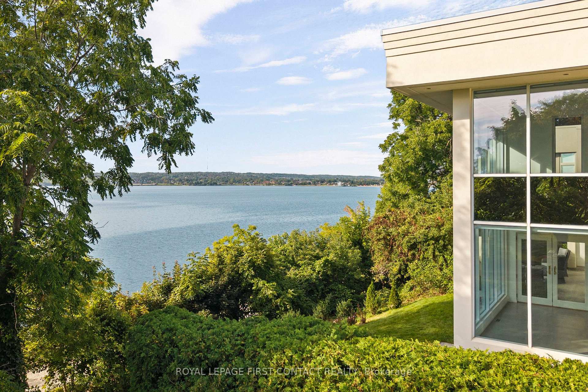 Photo 5 of 51 Kempenfelt Drive, Barrie, North Shore — HOMEH