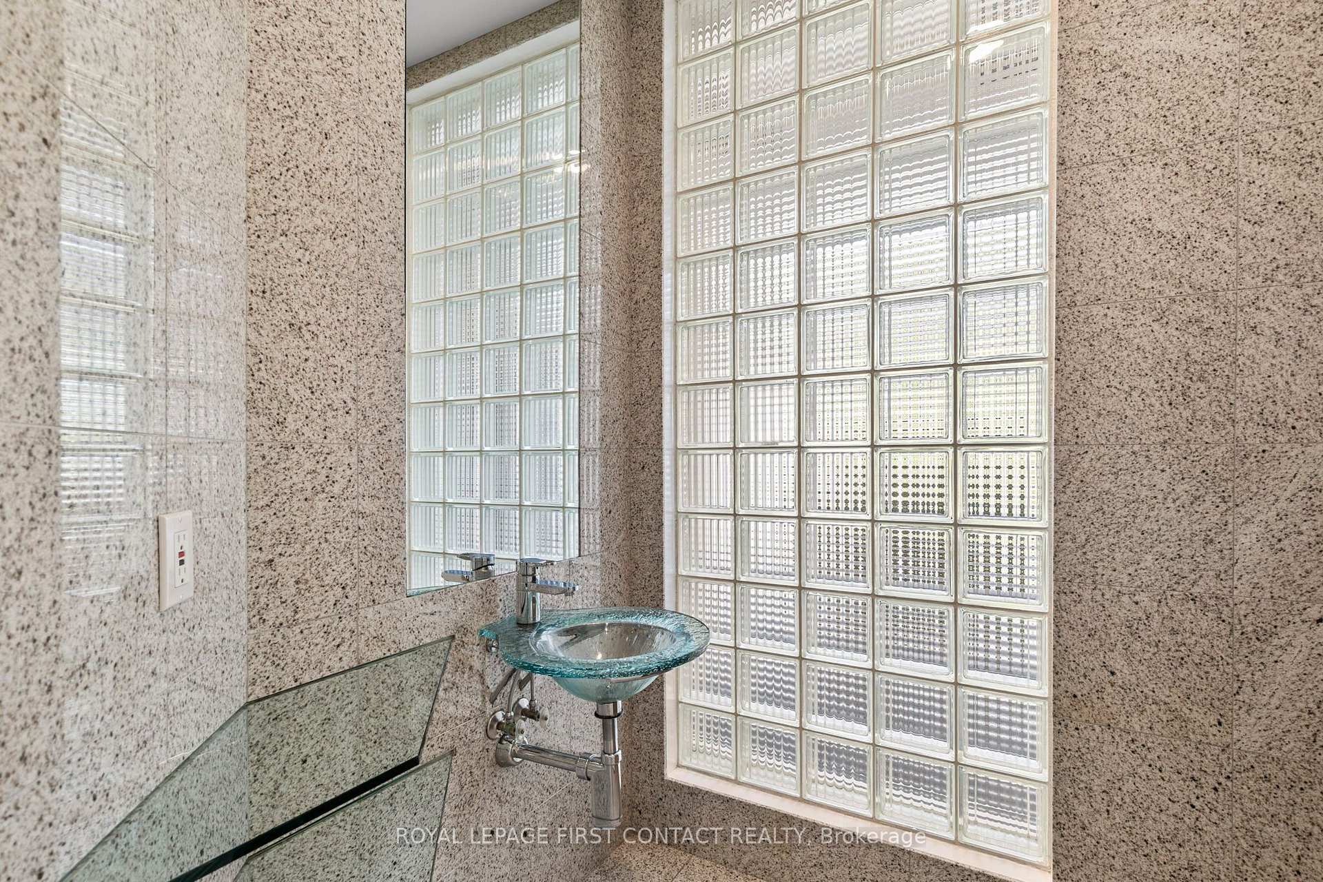 Photo 21 of 51 Kempenfelt Drive, Barrie, North Shore — HOMEH