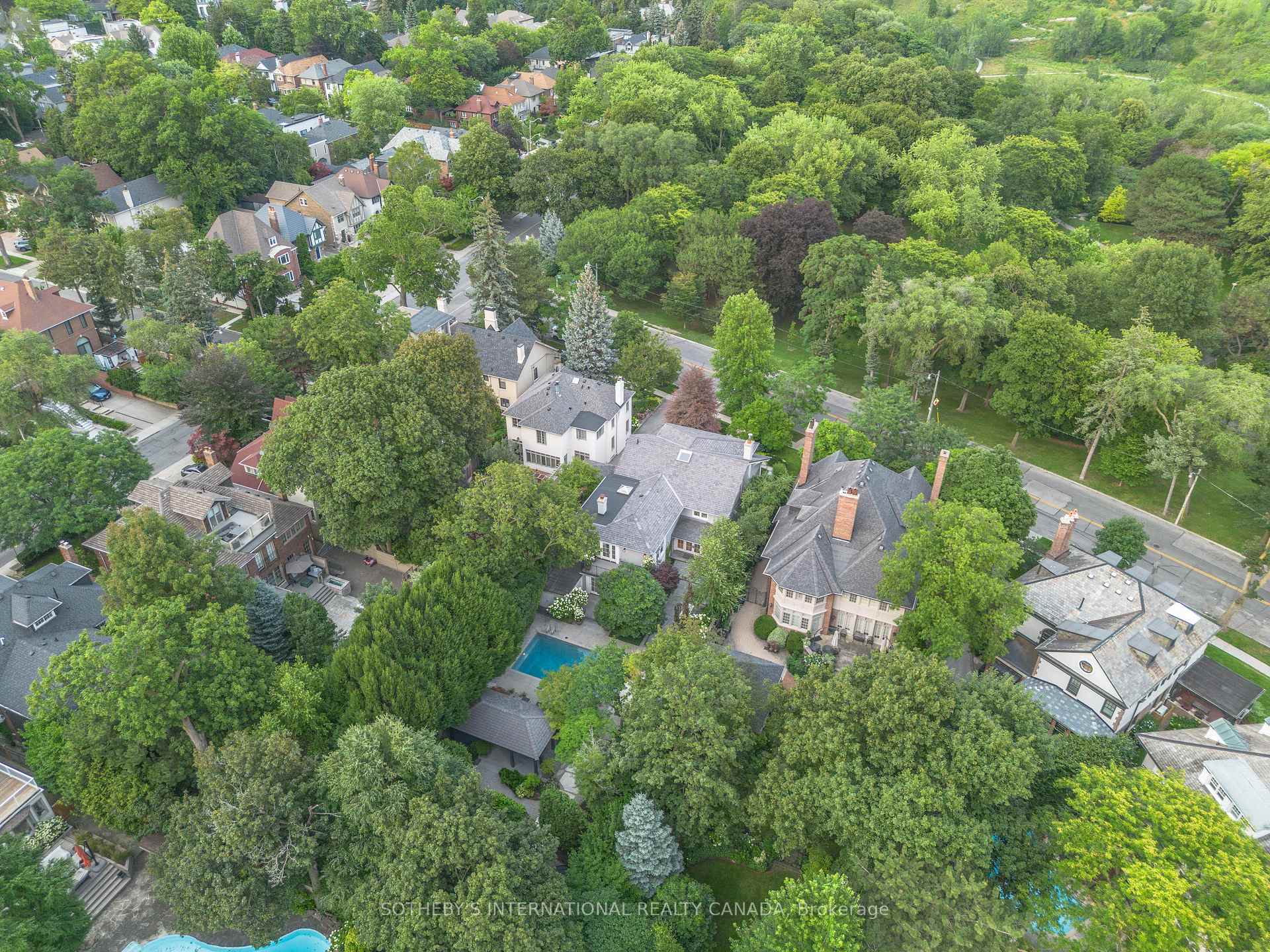 Photo 32 of 266 Douglas Drive, Toronto, Rosedale-Moore Park — HOMEH
