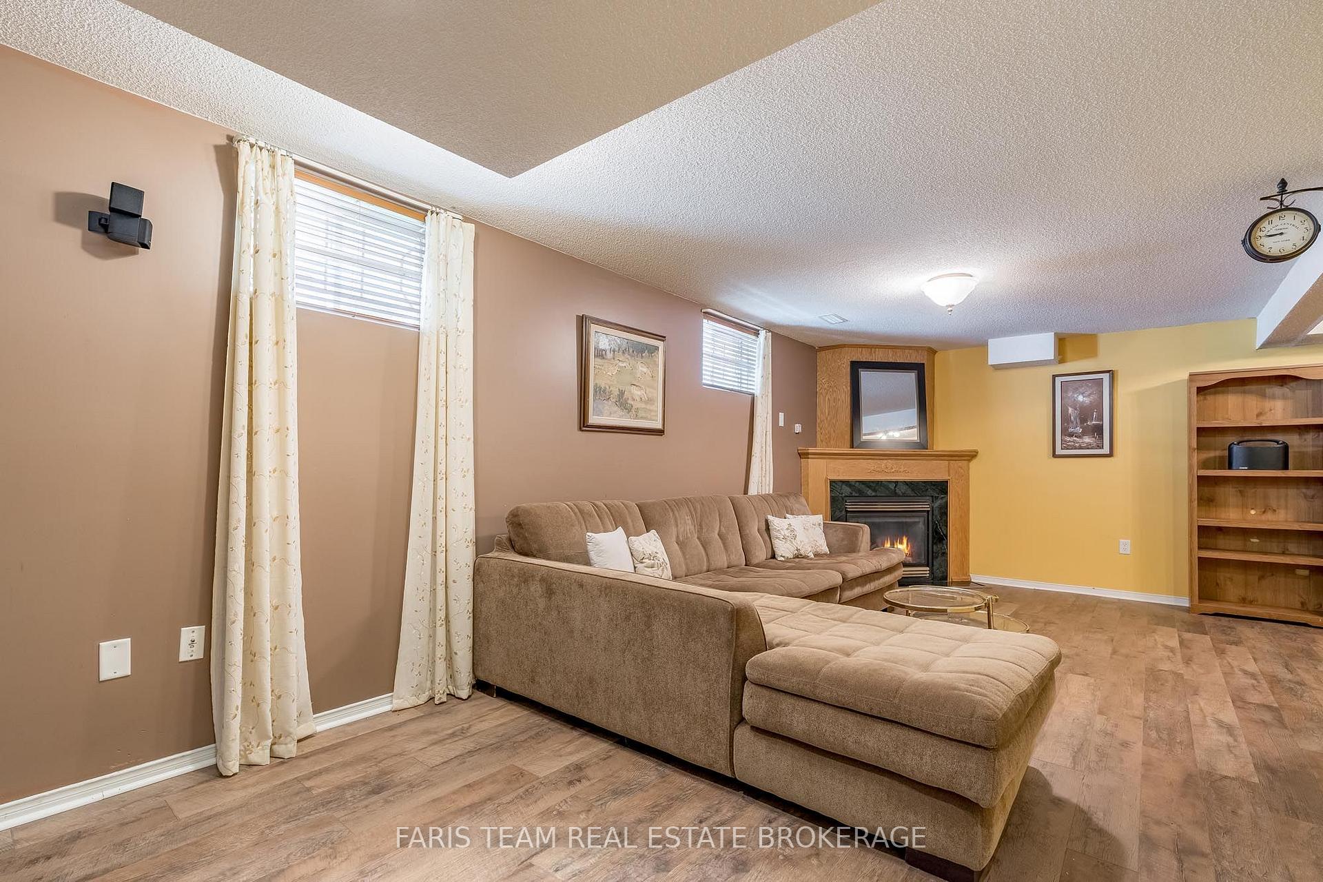 Photo 25 of 41 Willow Drive, Barrie, Holly — HOMEH