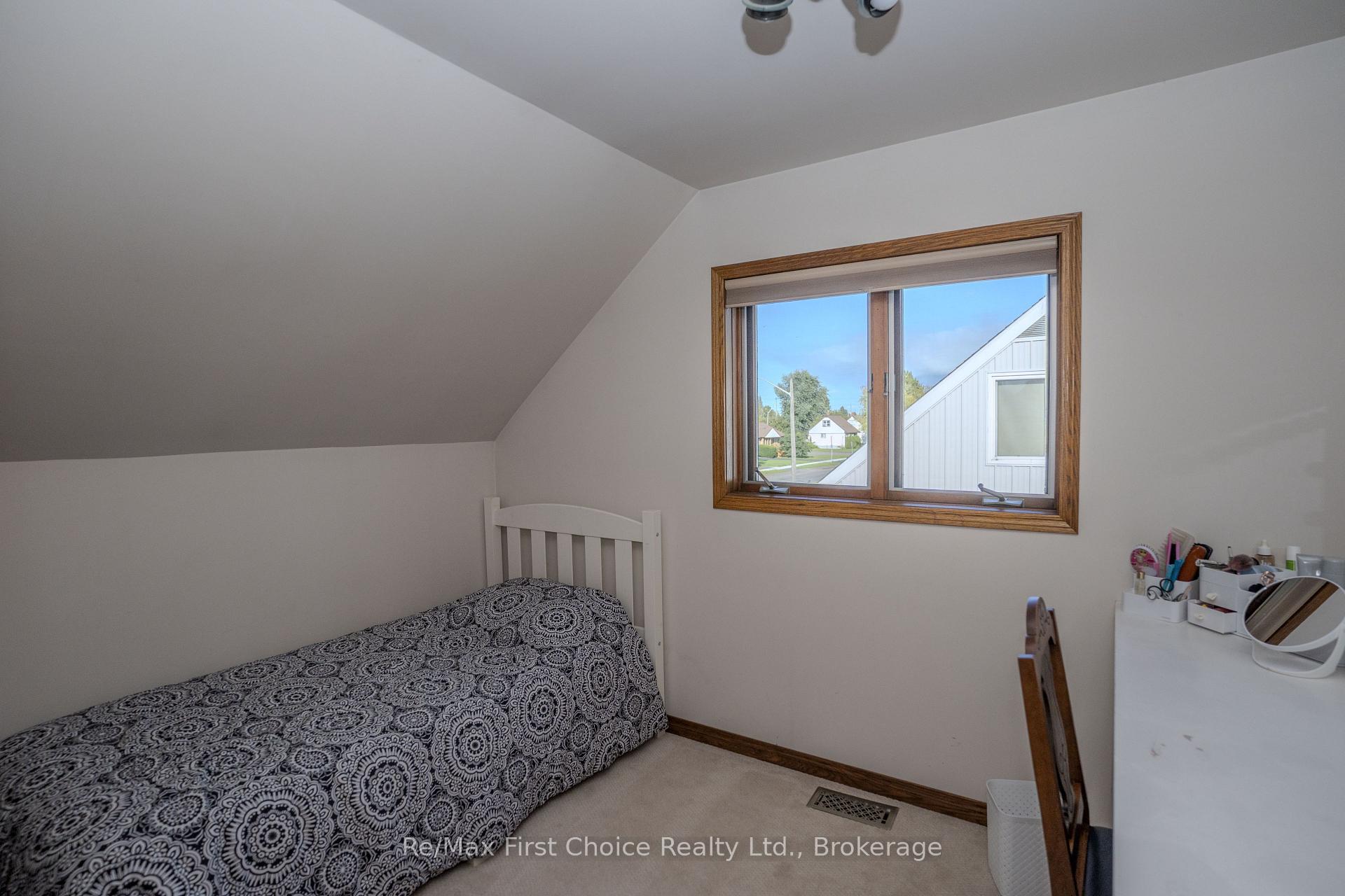 Photo 16 of 2824 Moodie Street E, Thunder Bay, Green Acres — HOMEH