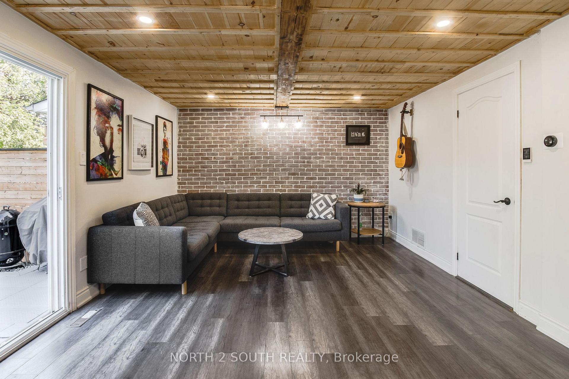 Photo 5 of 87 Scott Crescent, Barrie, Letitia Heights — HOMEH