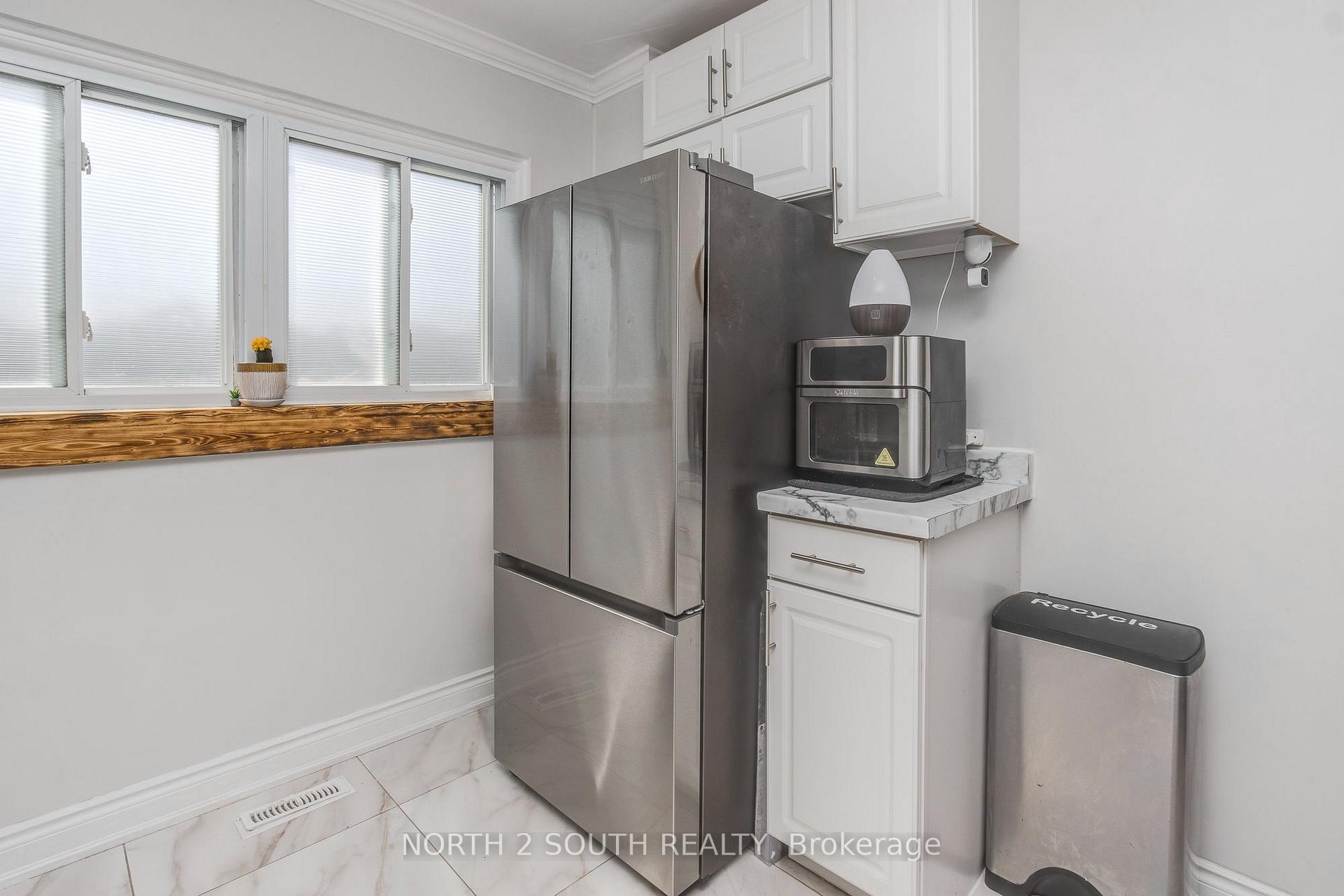 Photo 14 of 87 Scott Crescent, Barrie, Letitia Heights — HOMEH