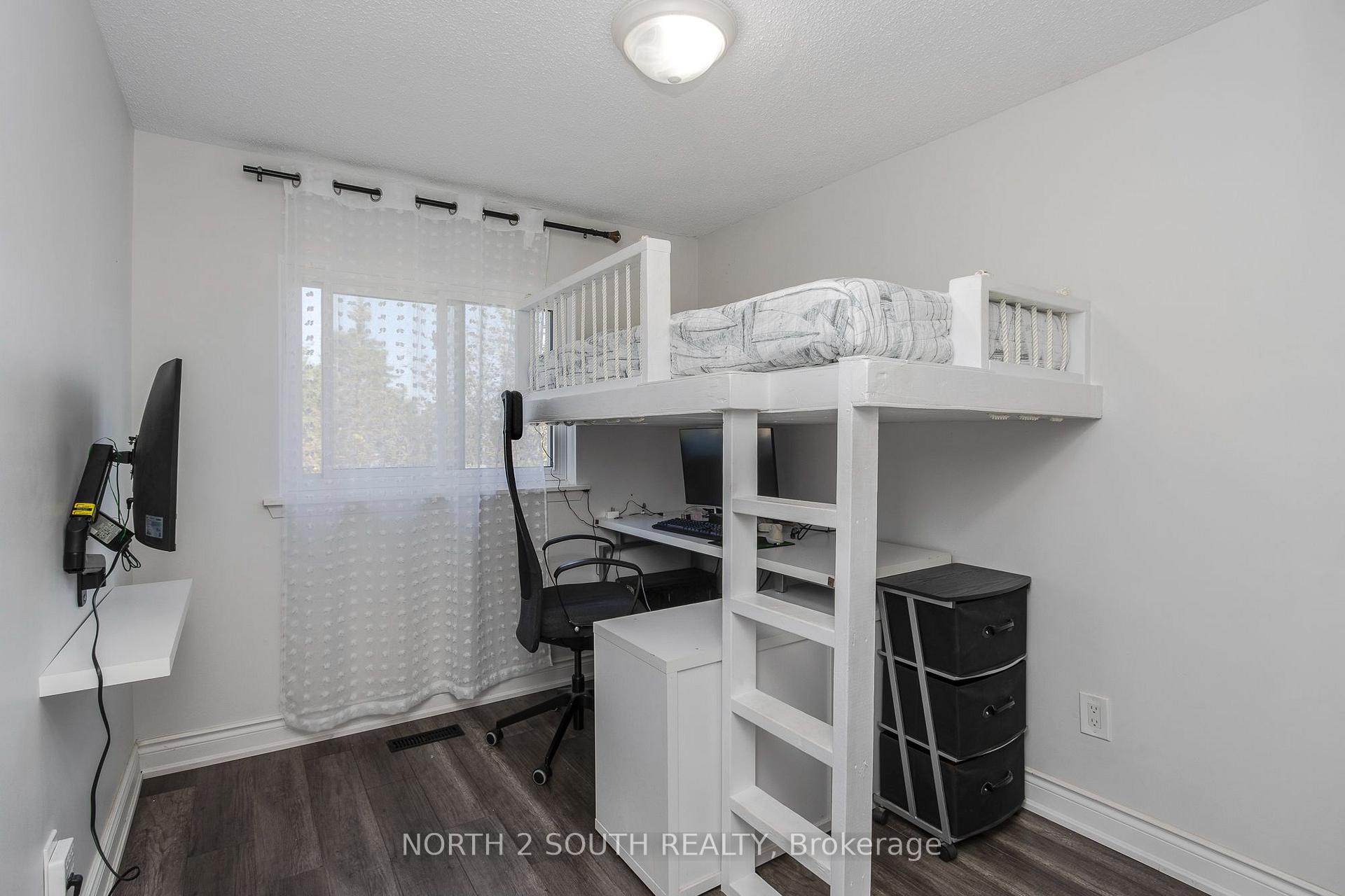 Photo 22 of 87 Scott Crescent, Barrie, Letitia Heights — HOMEH