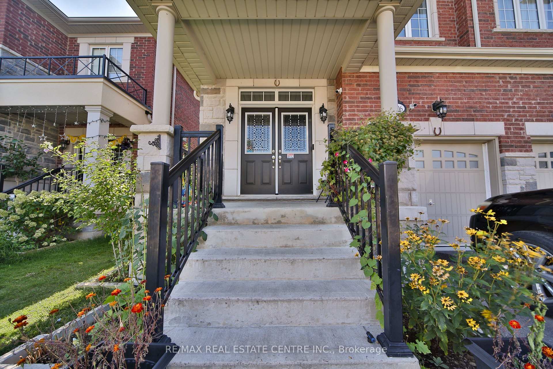 Photo 4 of 106 Branigan Crescent, Halton Hills, Georgetown — HOMEH