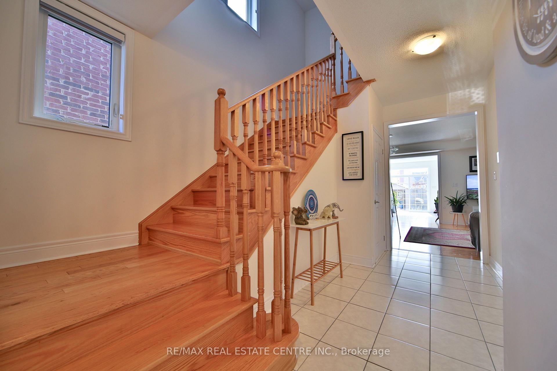 Photo 12 of 106 Branigan Crescent, Halton Hills, Georgetown — HOMEH