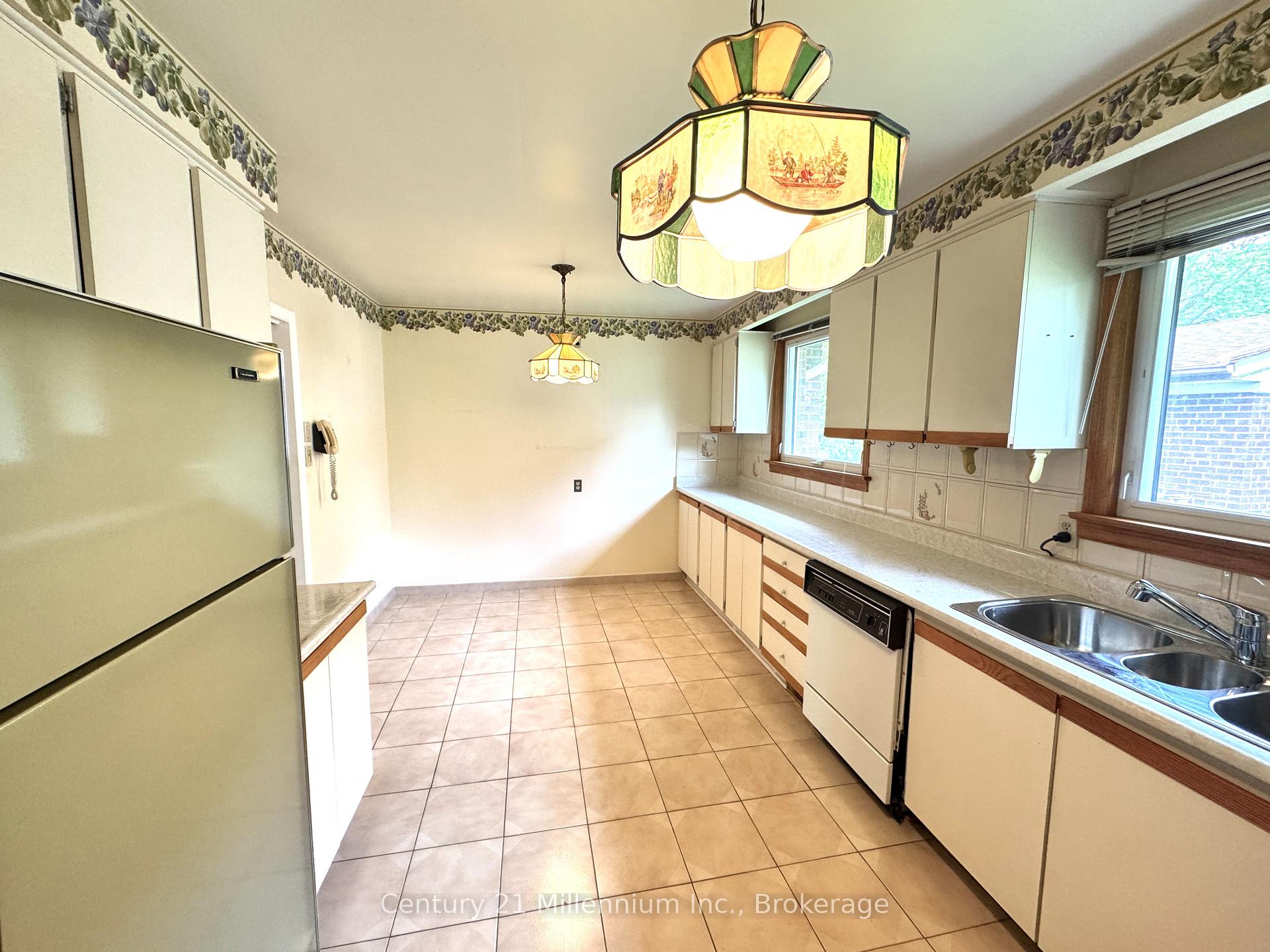 Photo 10 of 353 Chantenay Drive, Mississauga, Cooksville — HOMEH