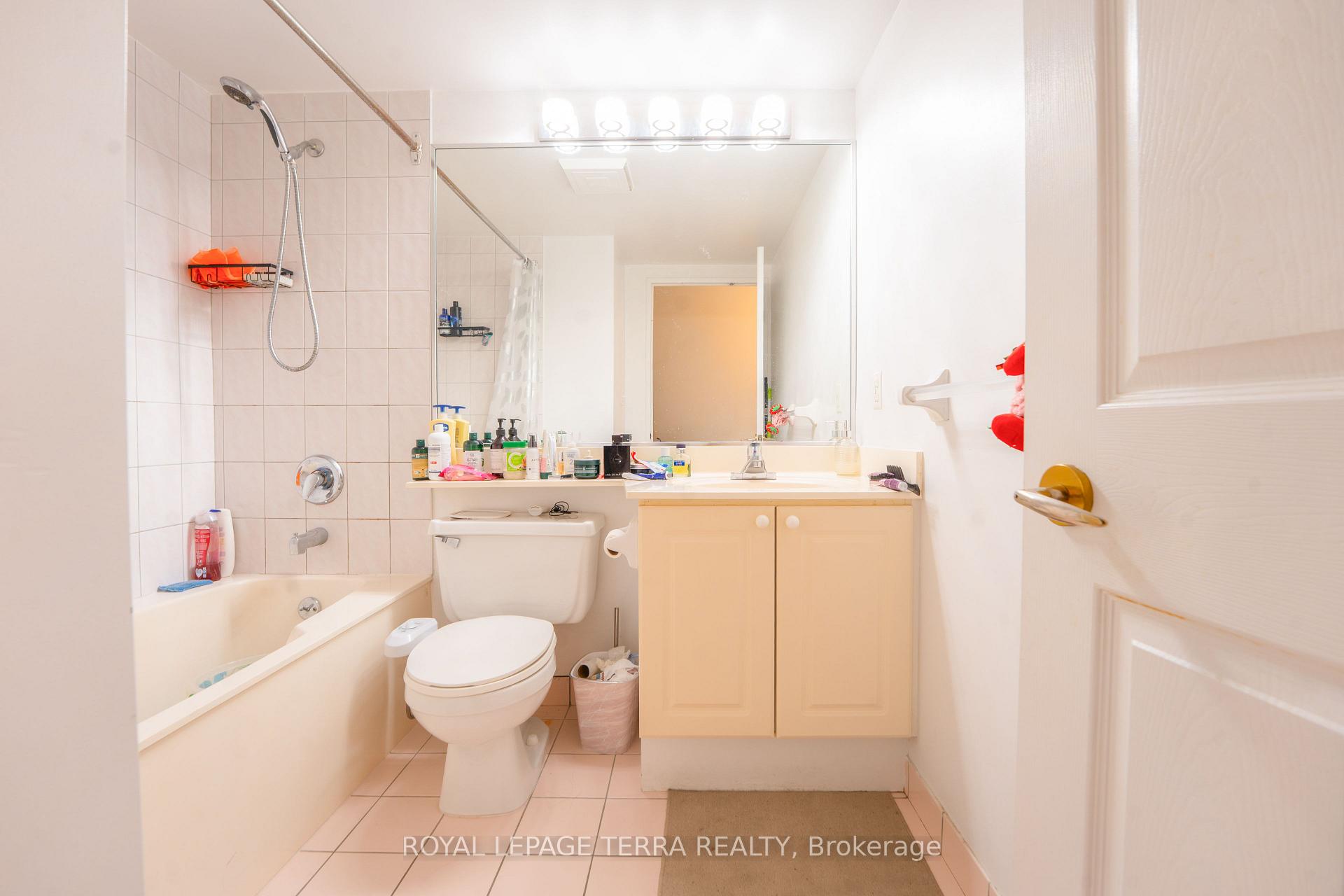 Photo 7 of Unit 915, 8 Lee Centre Drive, Scarborough, Woburn — HOMEH