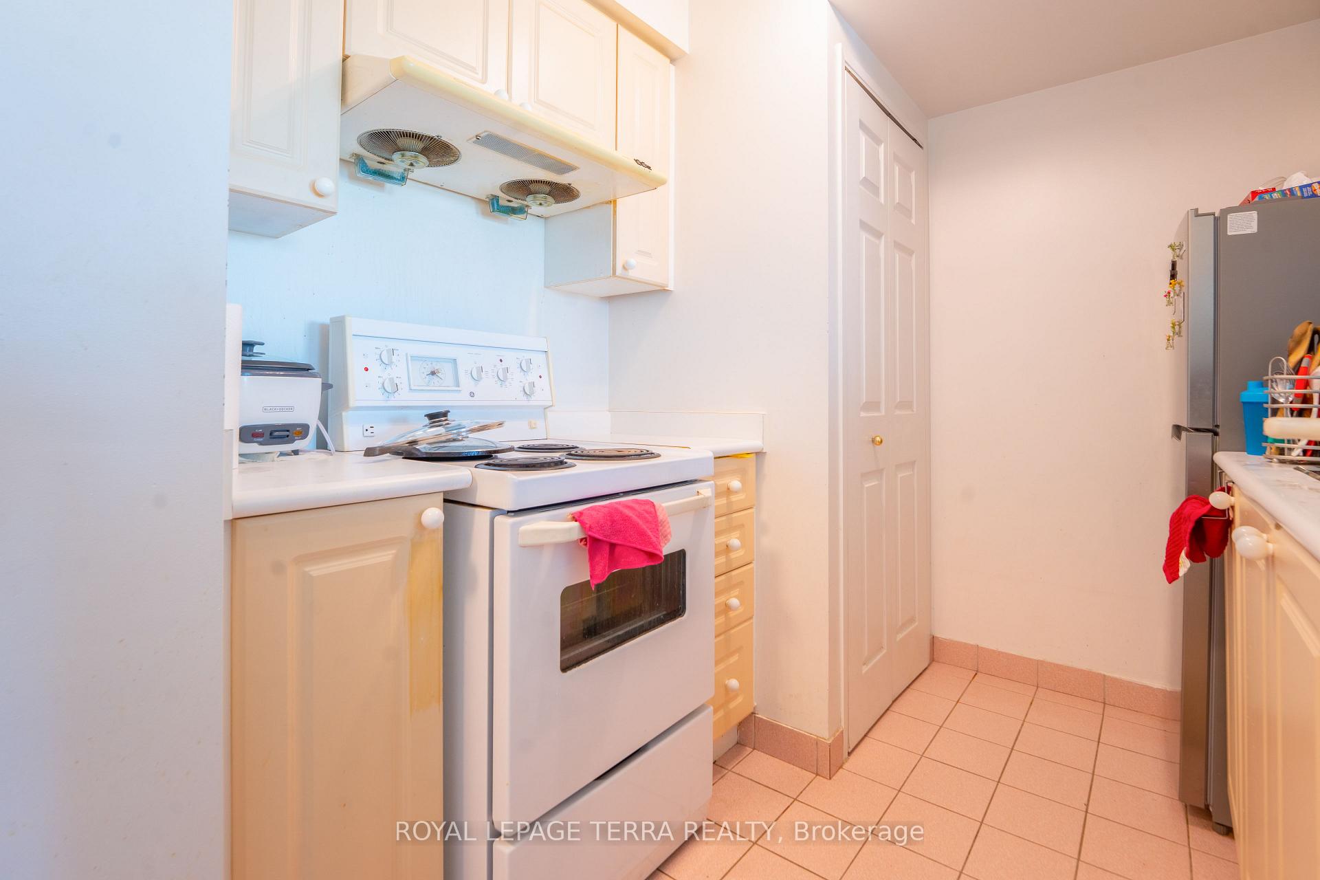 Photo 8 of Unit 915, 8 Lee Centre Drive, Scarborough, Woburn — HOMEH