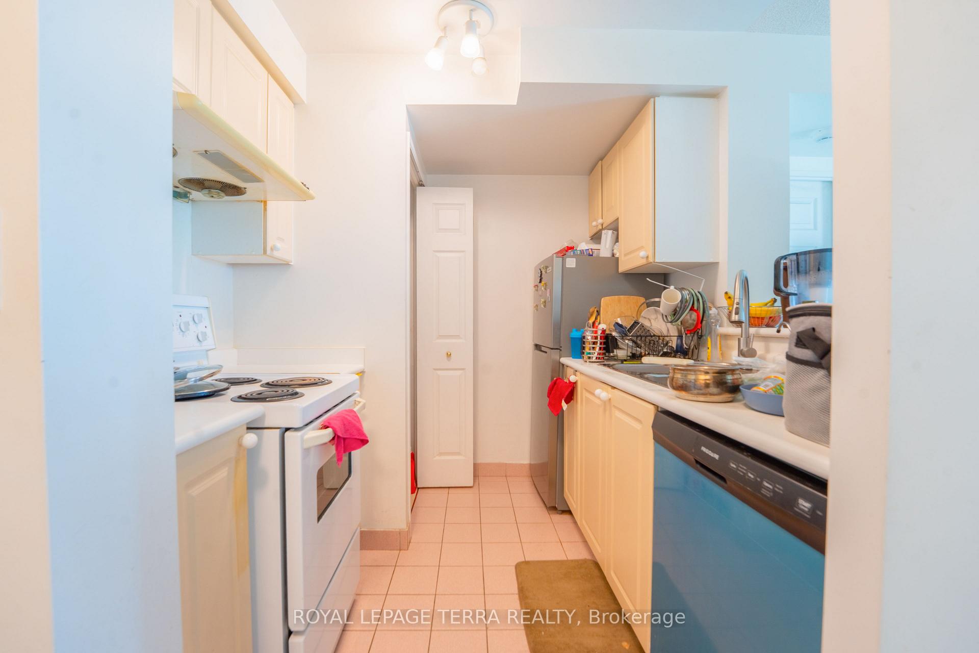 Photo 11 of Unit 915, 8 Lee Centre Drive, Scarborough, Woburn — HOMEH