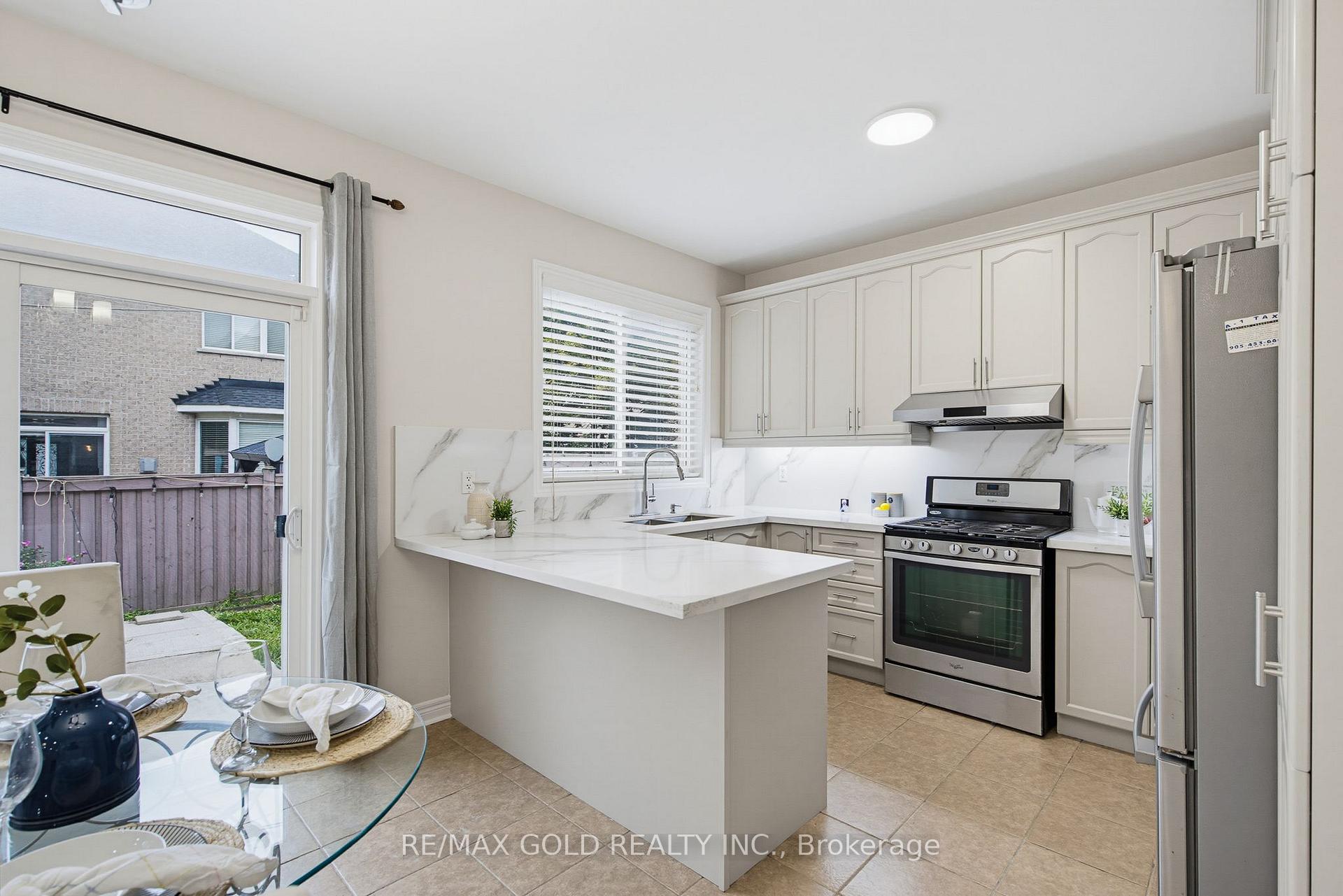 Photo 8 of 75 Watsonbrook Drive, Brampton, Sandringham-Wellington — HOMEH
