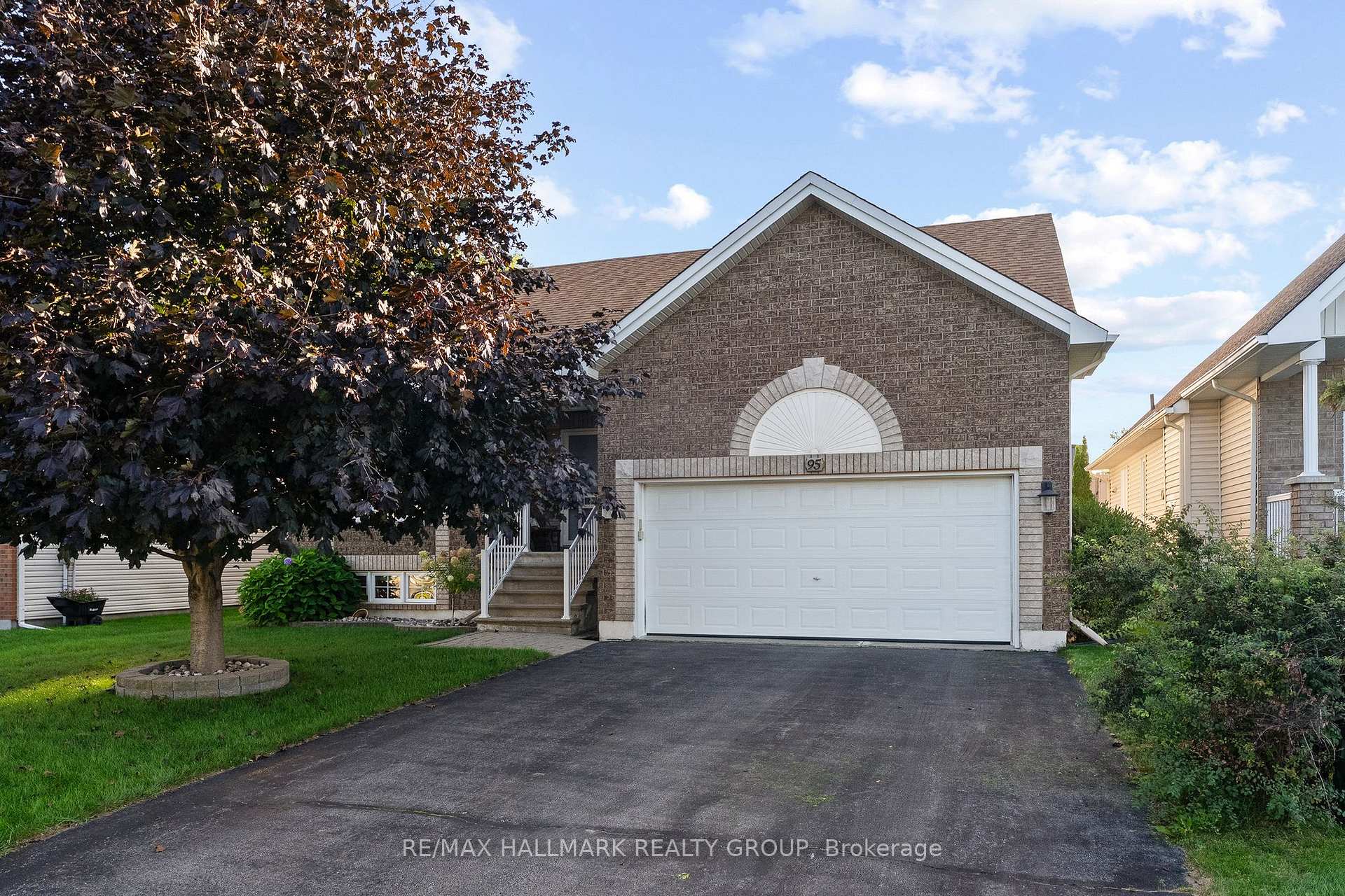 Photo 2 of 95 Lloydalex Crescent, Ottawa, Stittsville (North) — HOMEH
