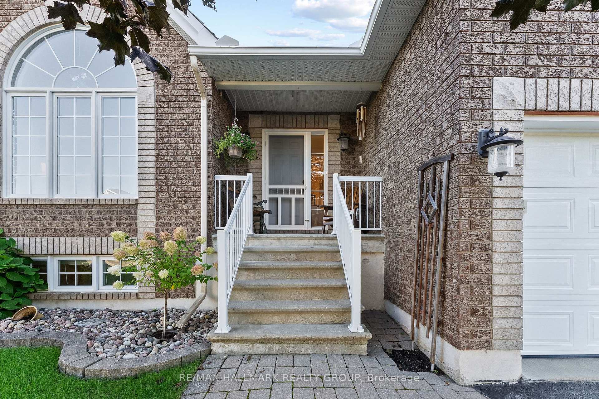 Photo 3 of 95 Lloydalex Crescent, Ottawa, Stittsville (North) — HOMEH