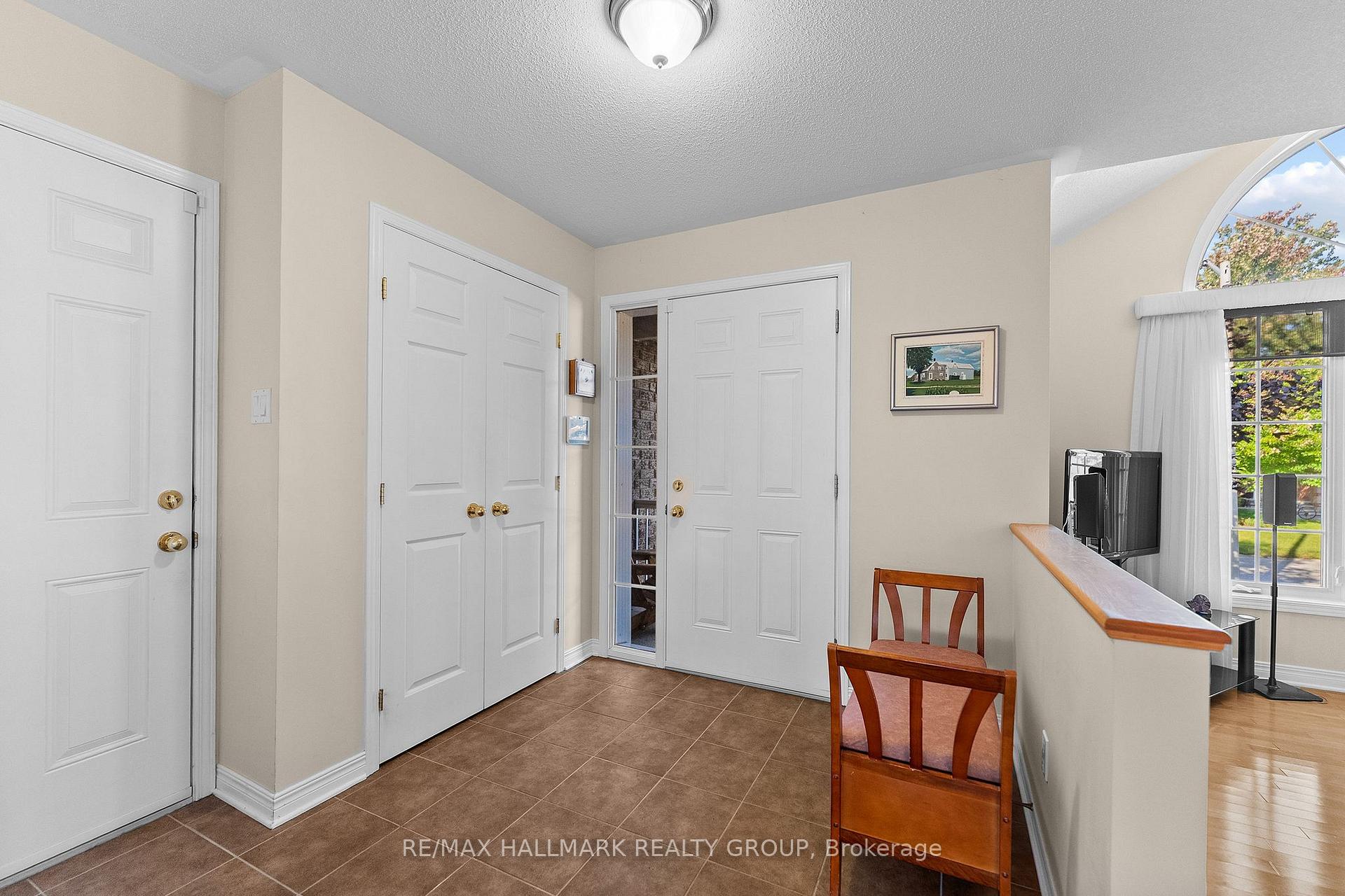 Photo 5 of 95 Lloydalex Crescent, Ottawa, Stittsville (North) — HOMEH