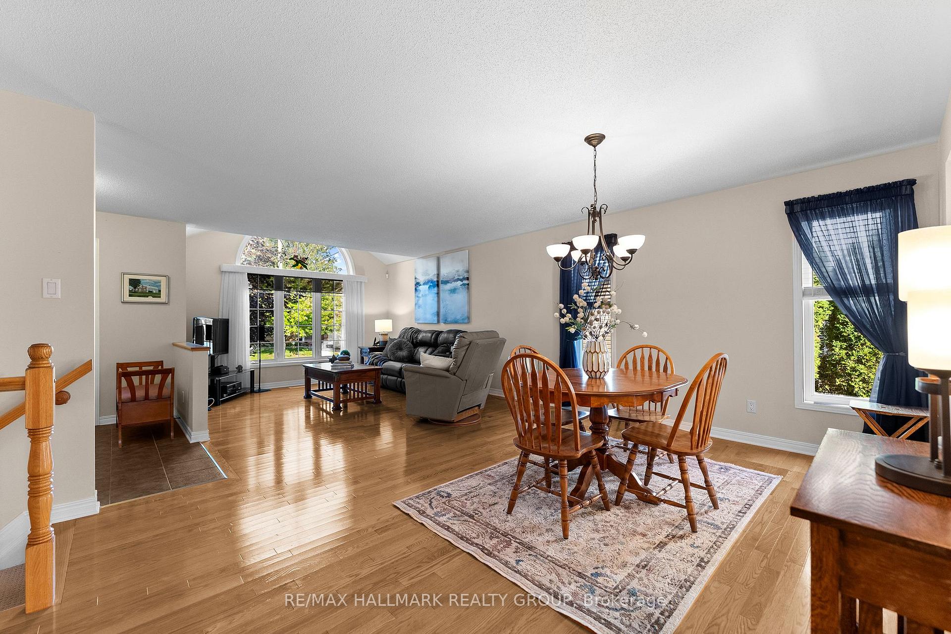 Photo 8 of 95 Lloydalex Crescent, Ottawa, Stittsville (North) — HOMEH