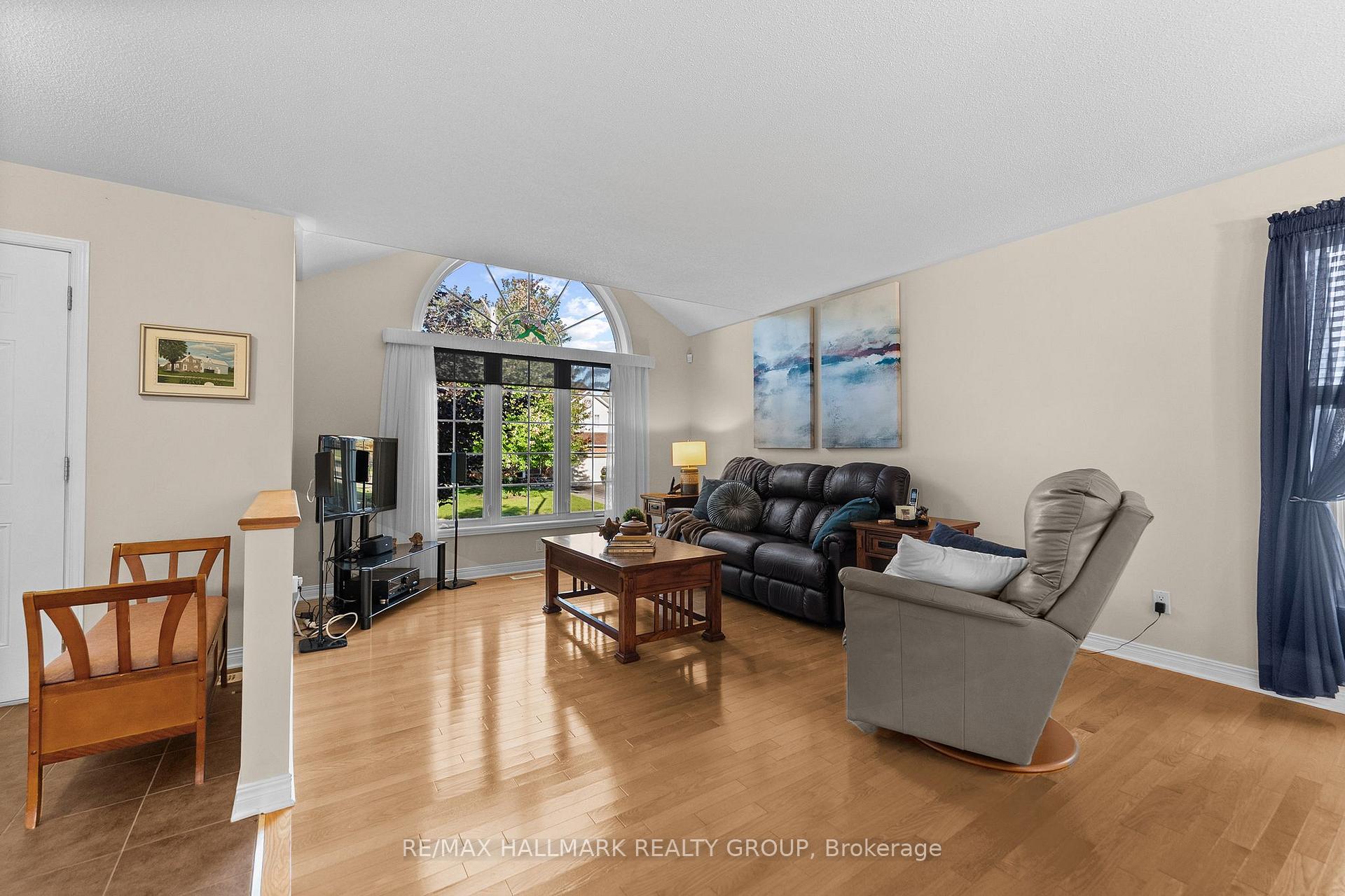 Photo 9 of 95 Lloydalex Crescent, Ottawa, Stittsville (North) — HOMEH