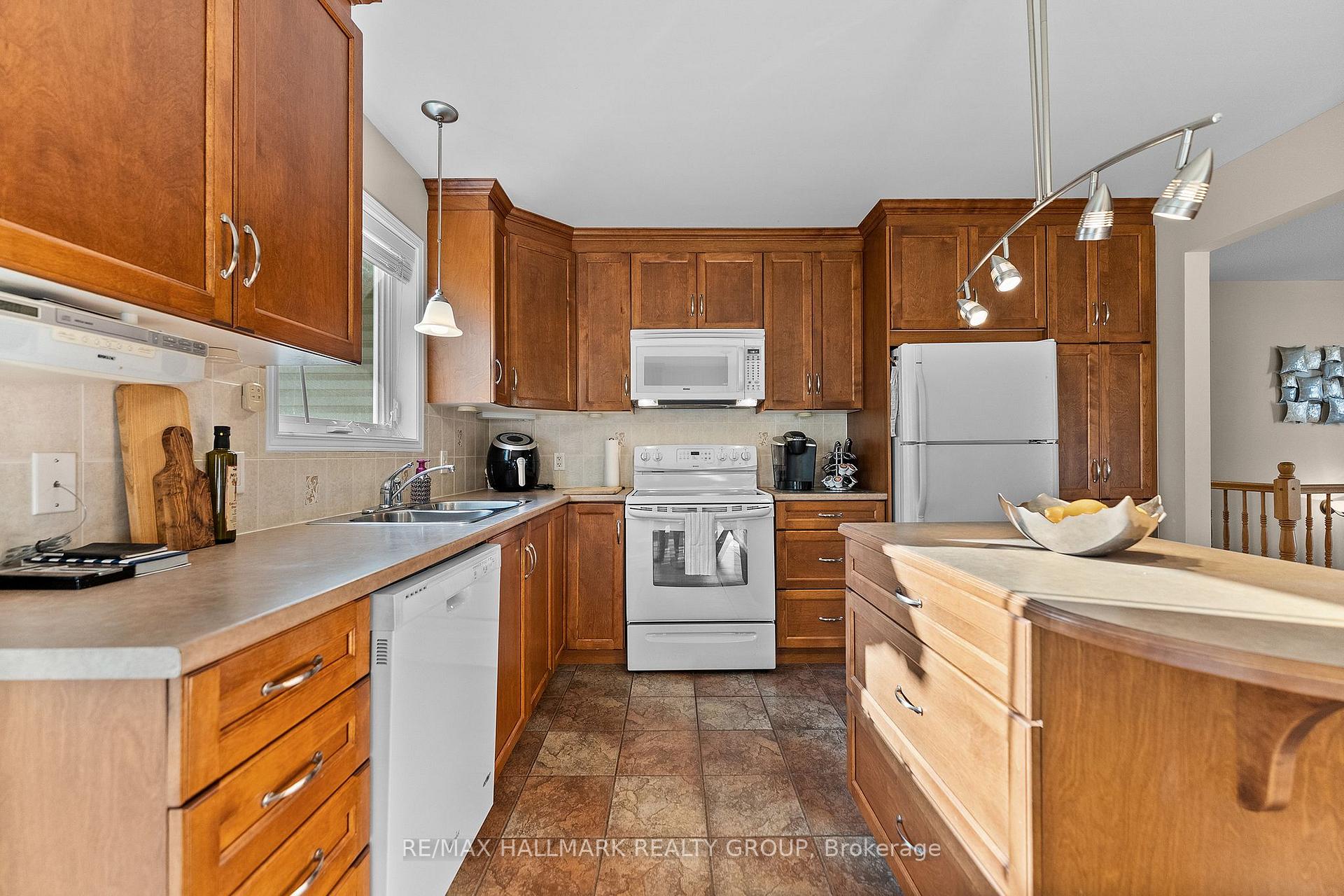 Photo 16 of 95 Lloydalex Crescent, Ottawa, Stittsville (North) — HOMEH