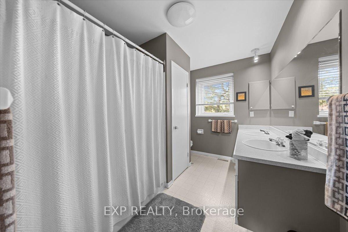 Photo 19 of 899 Dresden Crescent, Ottawa, Whitehaven — HOMEH