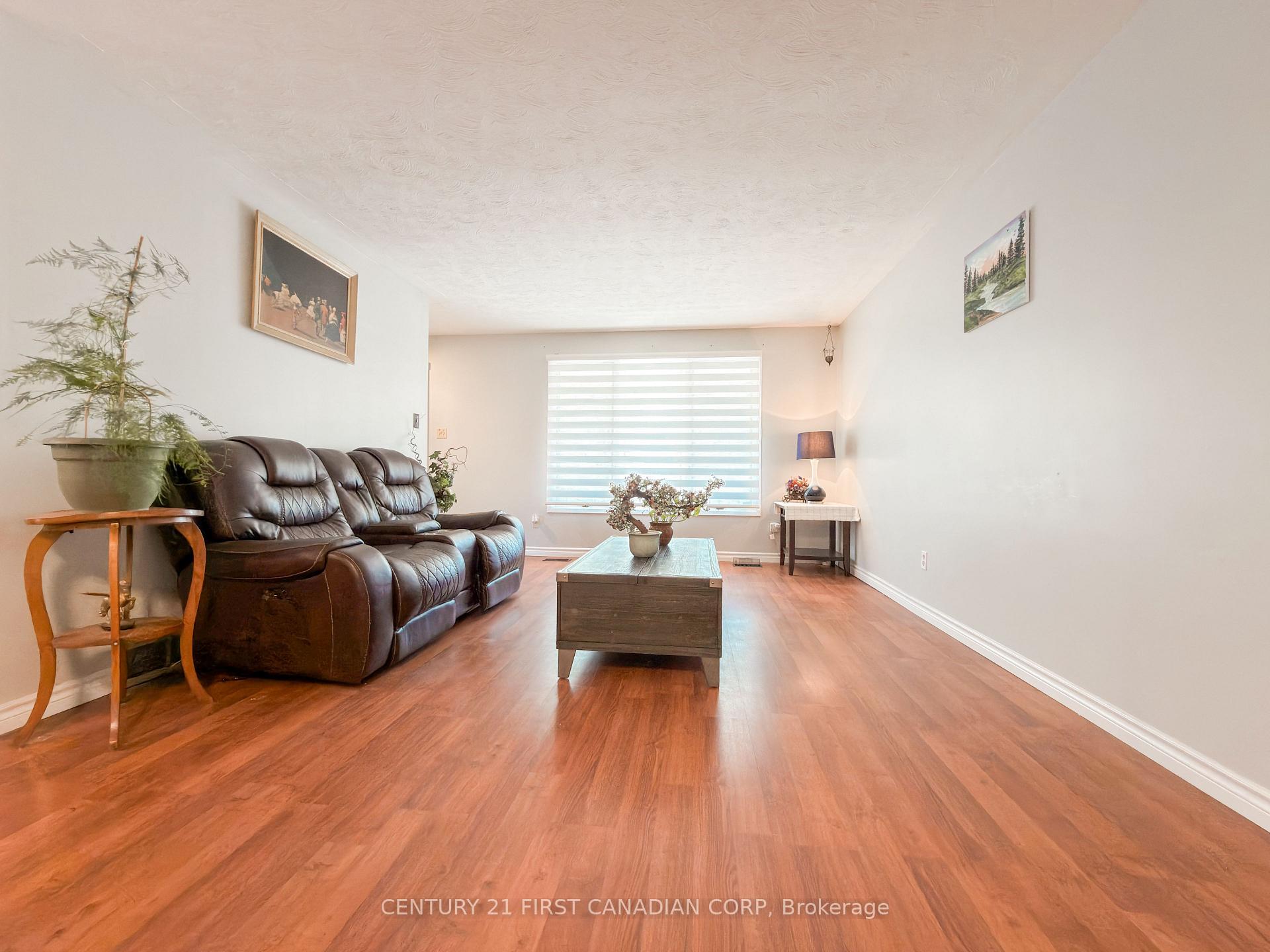 Photo 4 of 8 Poplar Crescent, London, South X — HOMEH
