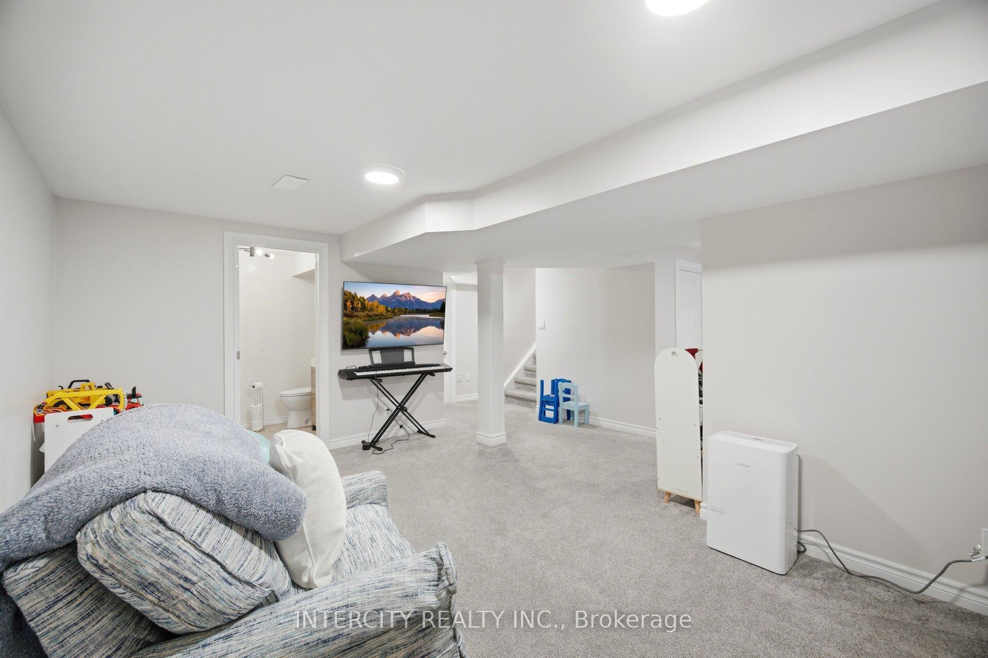 Photo 36 of 2262 Webb Street, Innisfil, Stroud — HOMEH