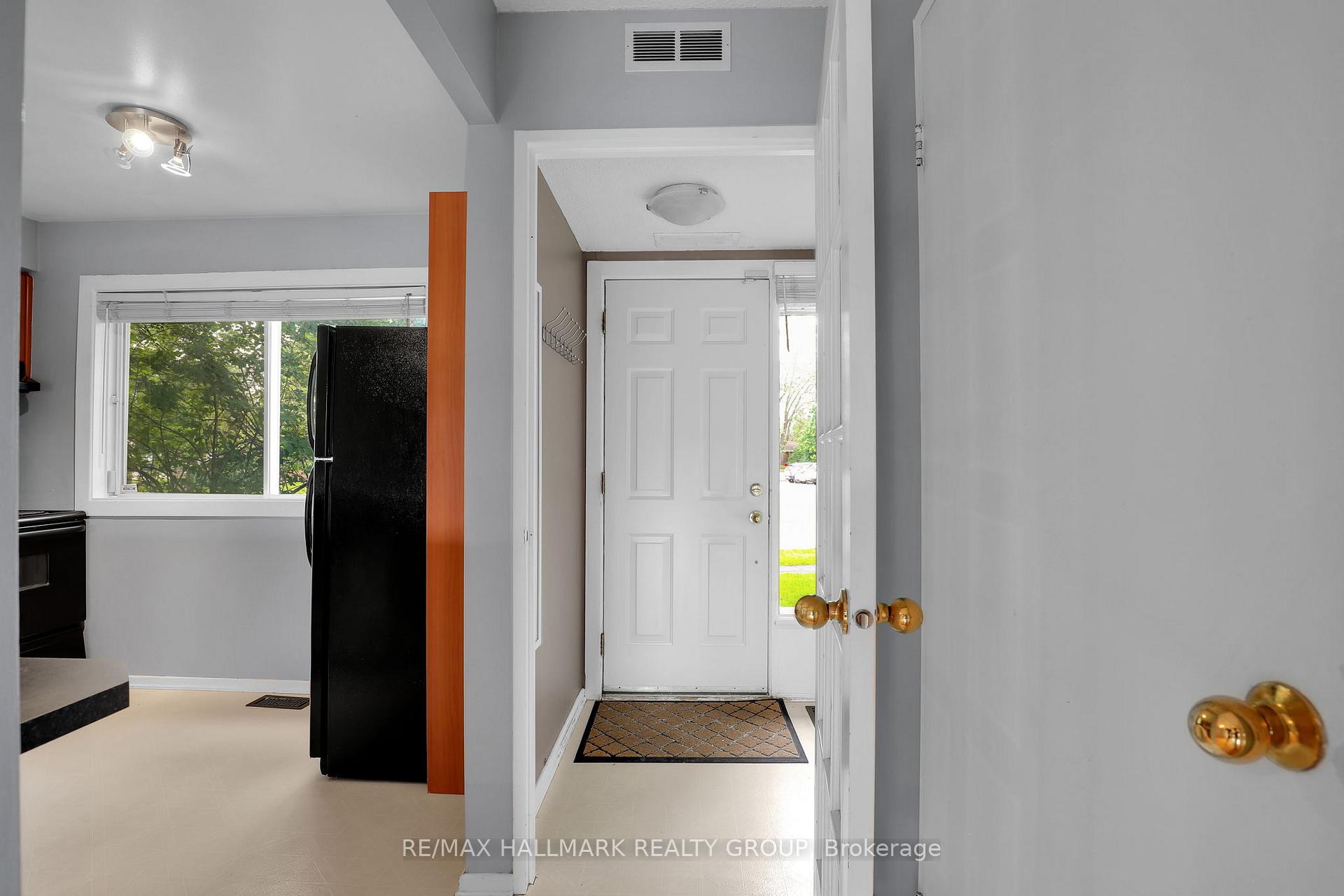 Photo 3 of 2912 Fairlea Crescent, Ottawa, Heron Gate/Industrial Park — HOMEH