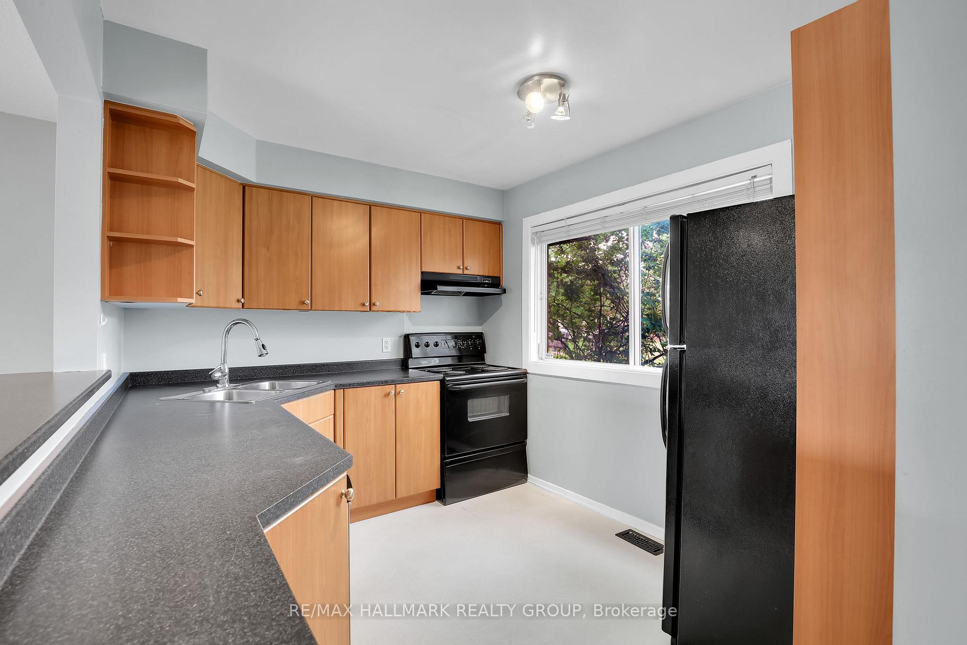 Photo 4 of 2912 Fairlea Crescent, Ottawa, Heron Gate/Industrial Park — HOMEH