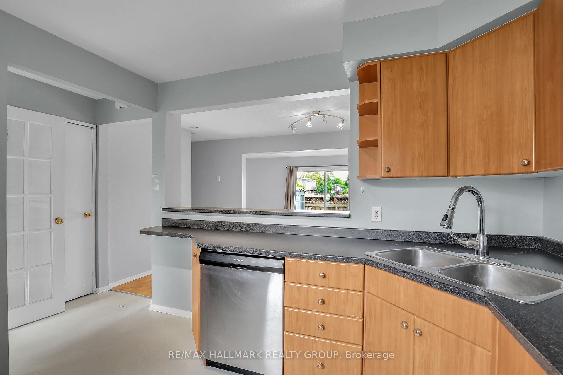 Photo 6 of 2912 Fairlea Crescent, Ottawa, Heron Gate/Industrial Park — HOMEH