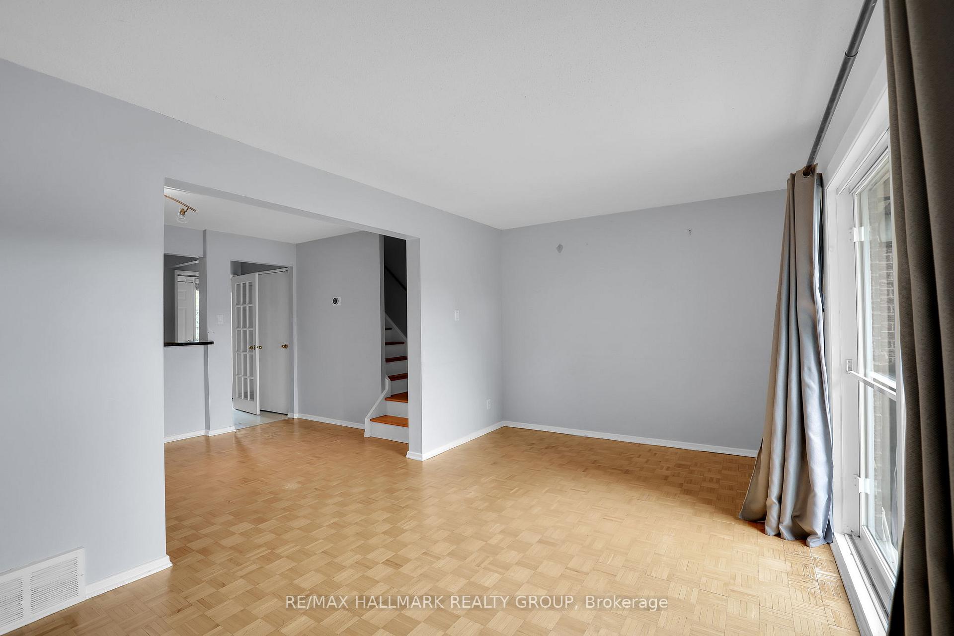 Photo 8 of 2912 Fairlea Crescent, Ottawa, Heron Gate/Industrial Park — HOMEH