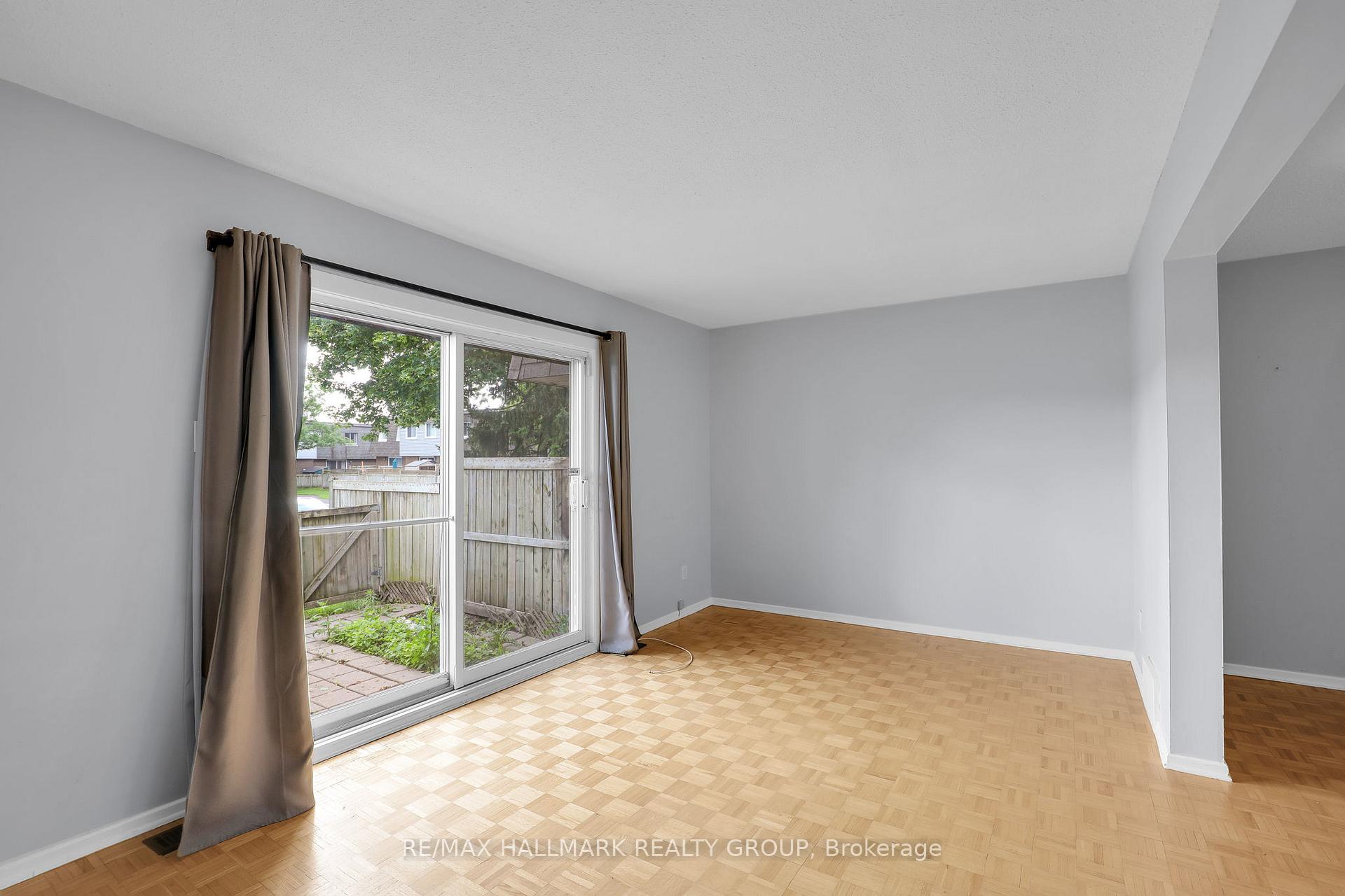 Photo 10 of 2912 Fairlea Crescent, Ottawa, Heron Gate/Industrial Park — HOMEH