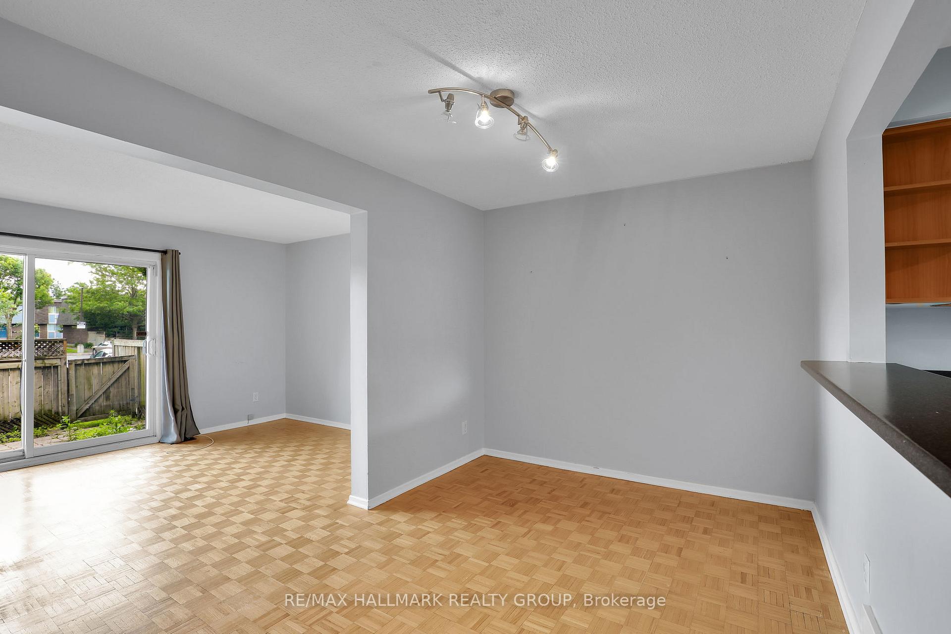 Photo 11 of 2912 Fairlea Crescent, Ottawa, Heron Gate/Industrial Park — HOMEH