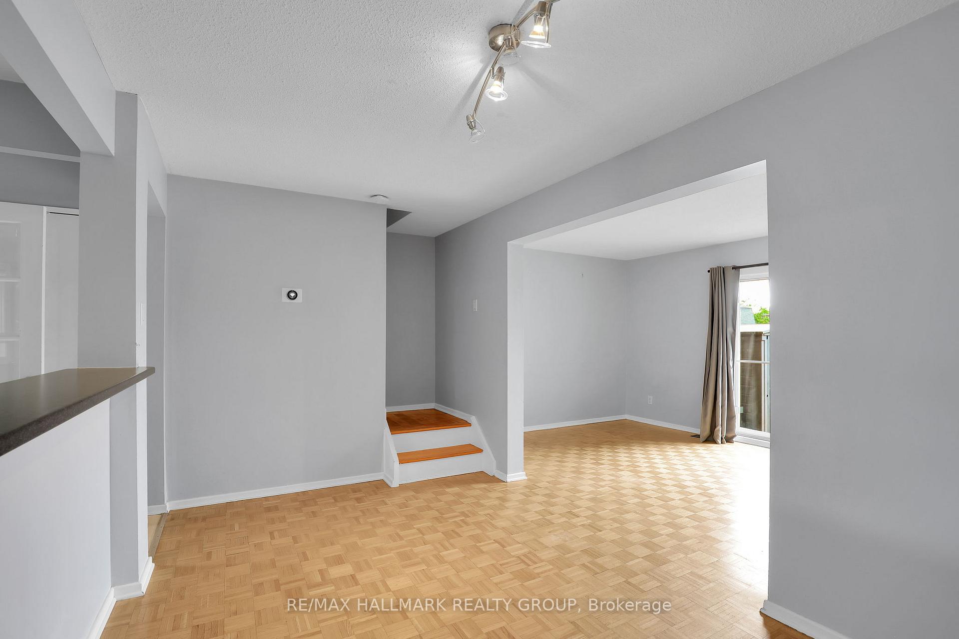 Photo 13 of 2912 Fairlea Crescent, Ottawa, Heron Gate/Industrial Park — HOMEH