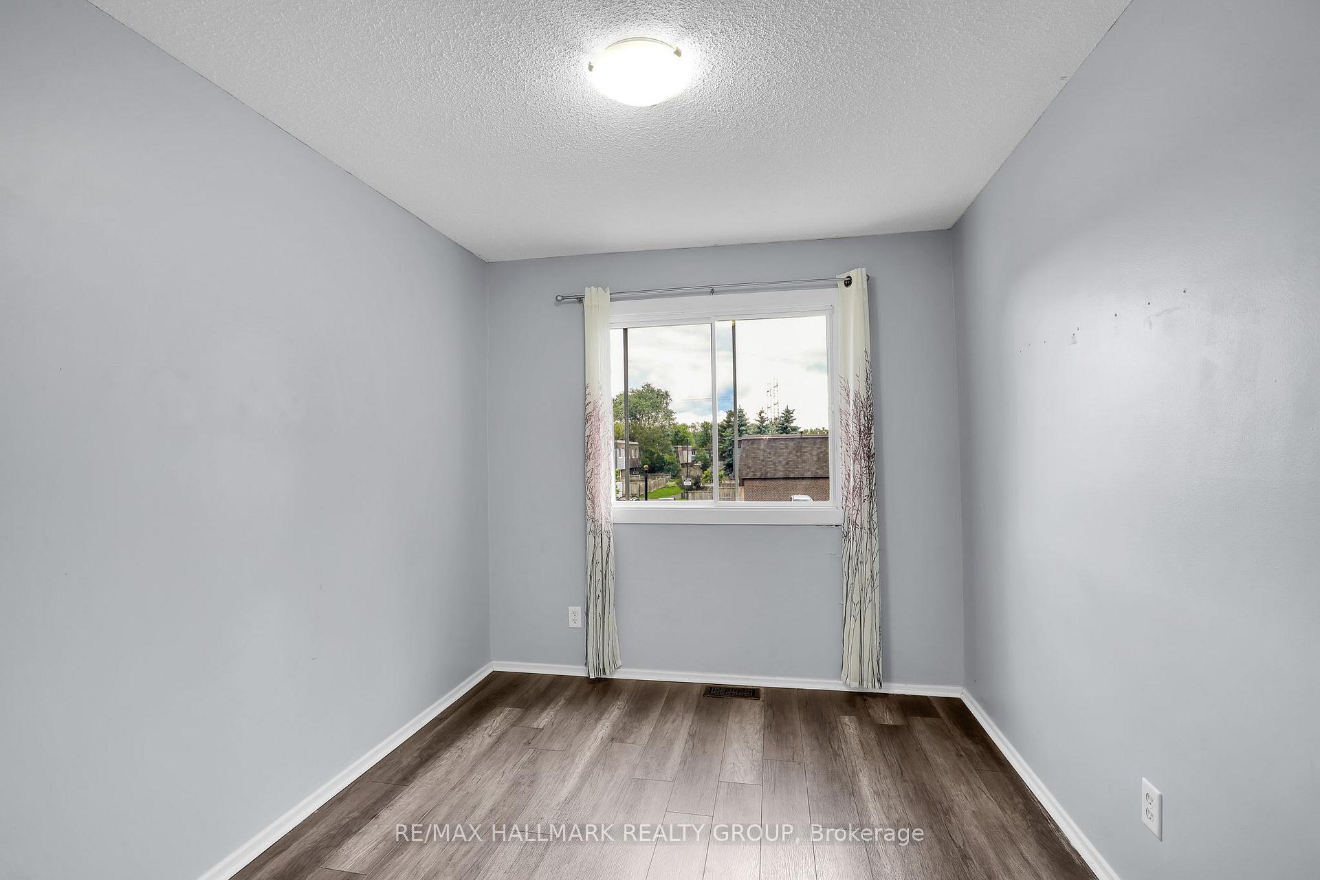 Photo 15 of 2912 Fairlea Crescent, Ottawa, Heron Gate/Industrial Park — HOMEH