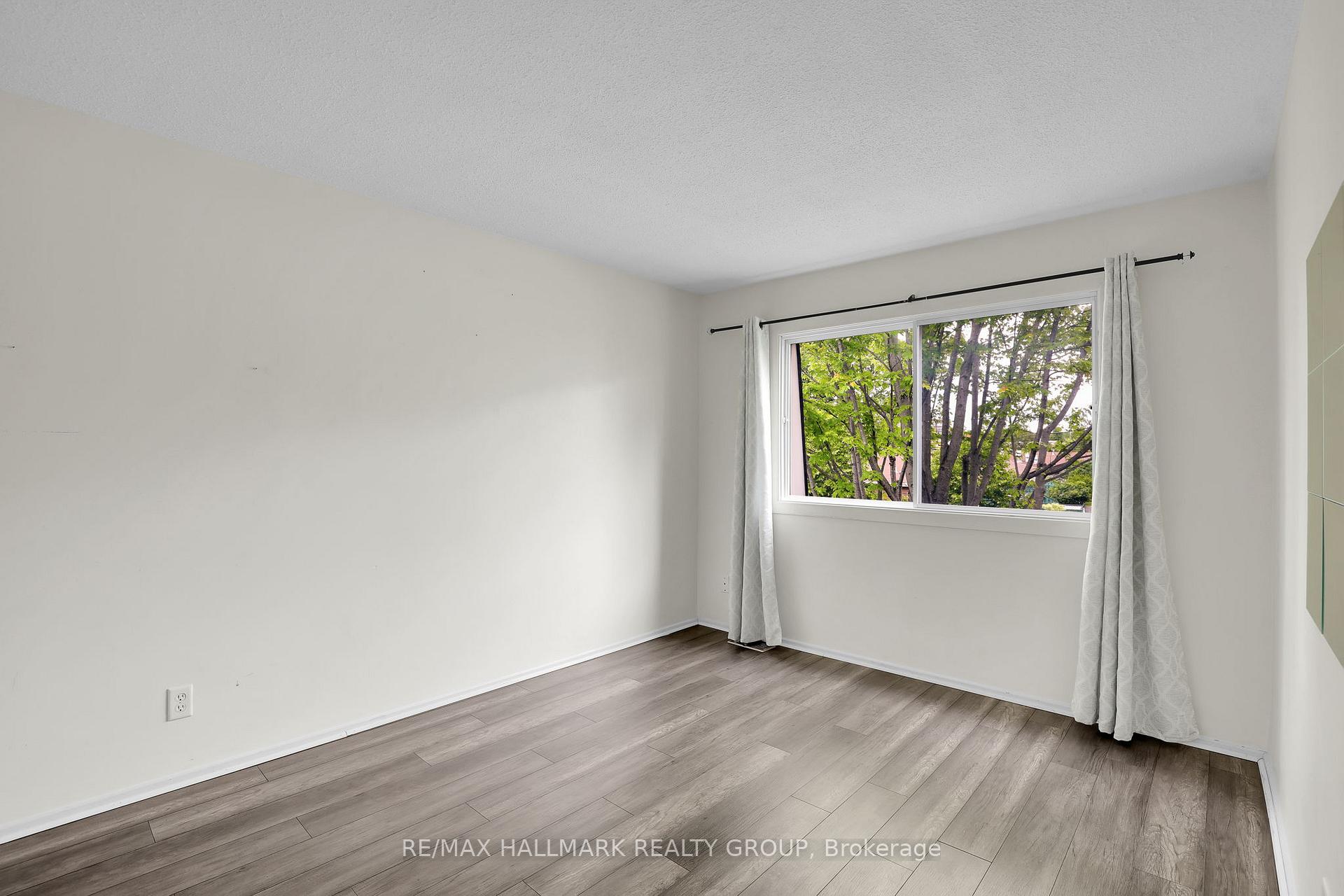 Photo 17 of 2912 Fairlea Crescent, Ottawa, Heron Gate/Industrial Park — HOMEH