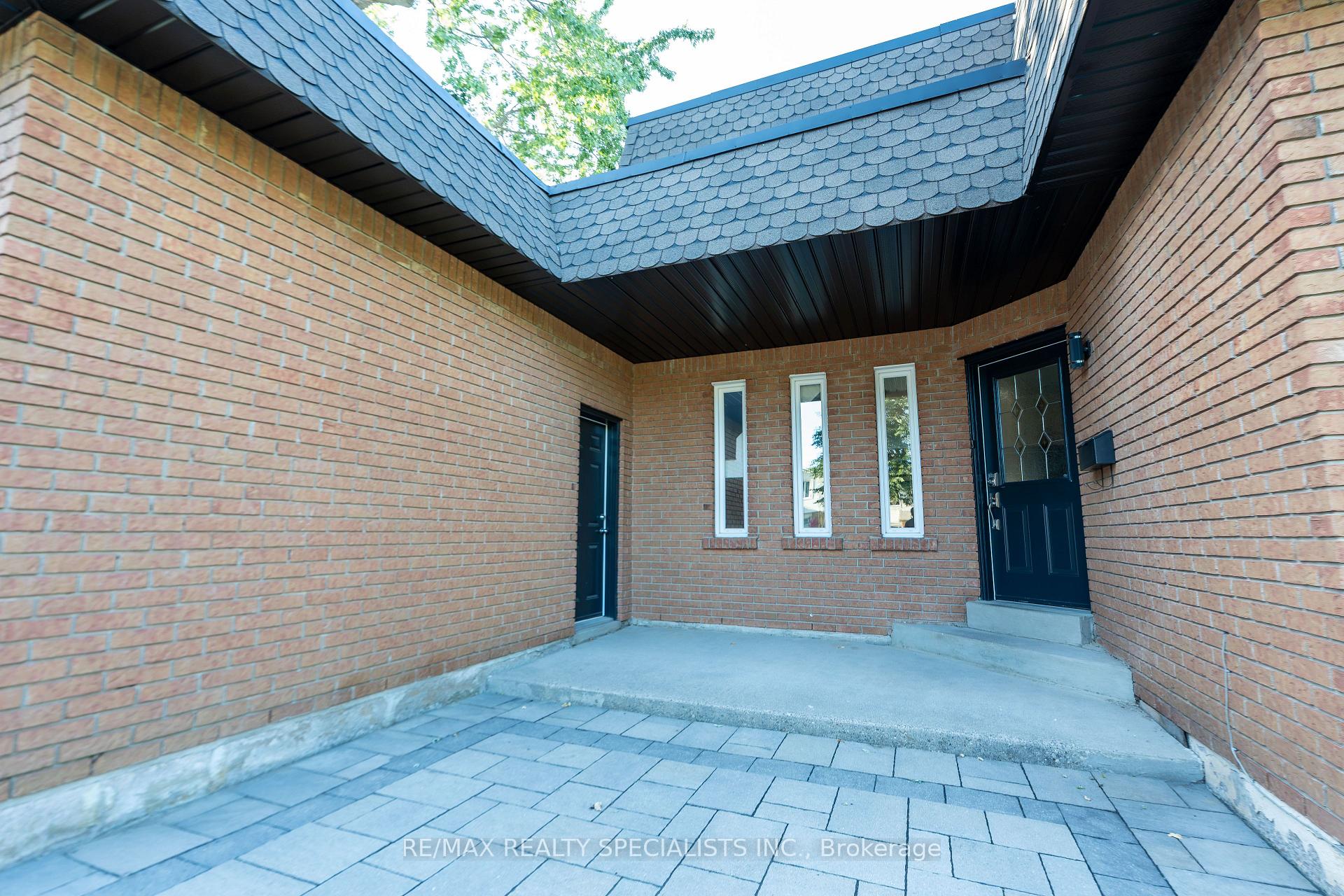 Photo 2 of 39 Parkside Drive, Brampton, Brampton South — HOMEH