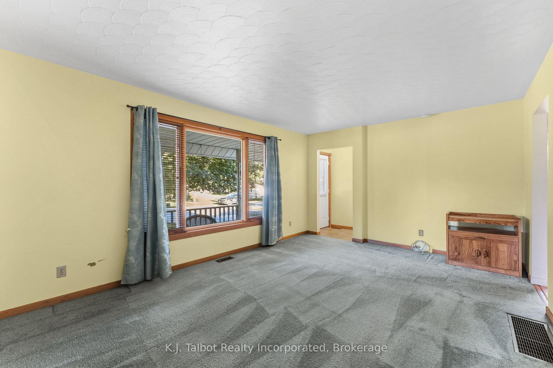 Photo 8 of 239 Tilt Street, Goderich, Goderich (Town) — HOMEH