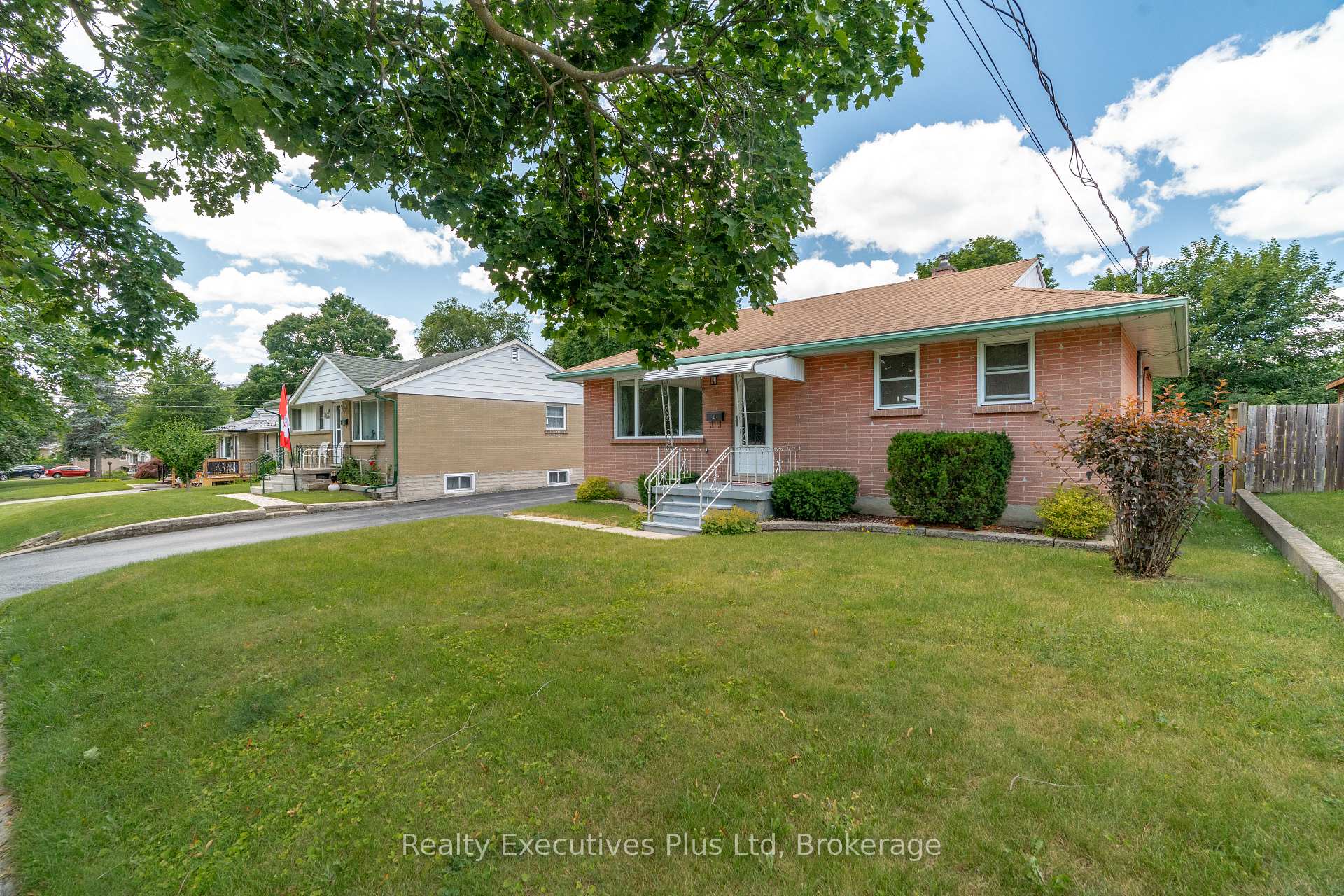 Photo 3 of 82 Cassino Avenue, Guelph, St. George's — HOMEH