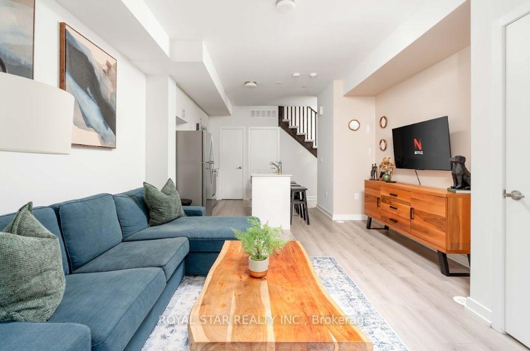 Photo 4 of Unit 202, 3562 Conolial Drive, Mississauga, Erin Mills — HOMEH