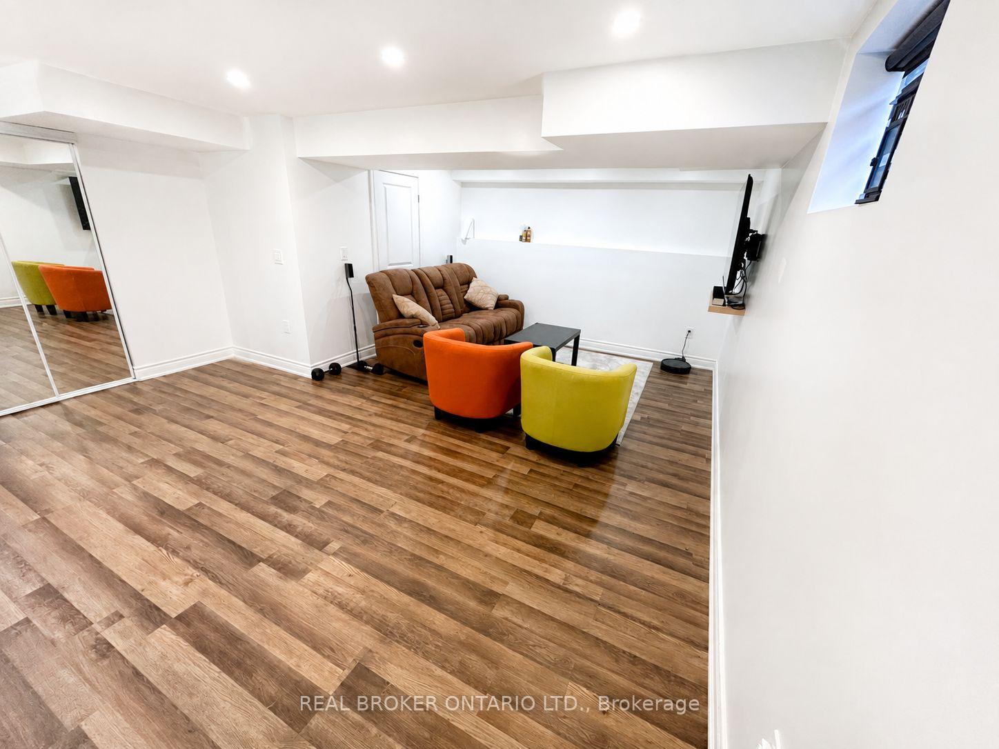 Photo 16 of 142 Palacebeach Trail, Hamilton, Lakeshore — HOMEH