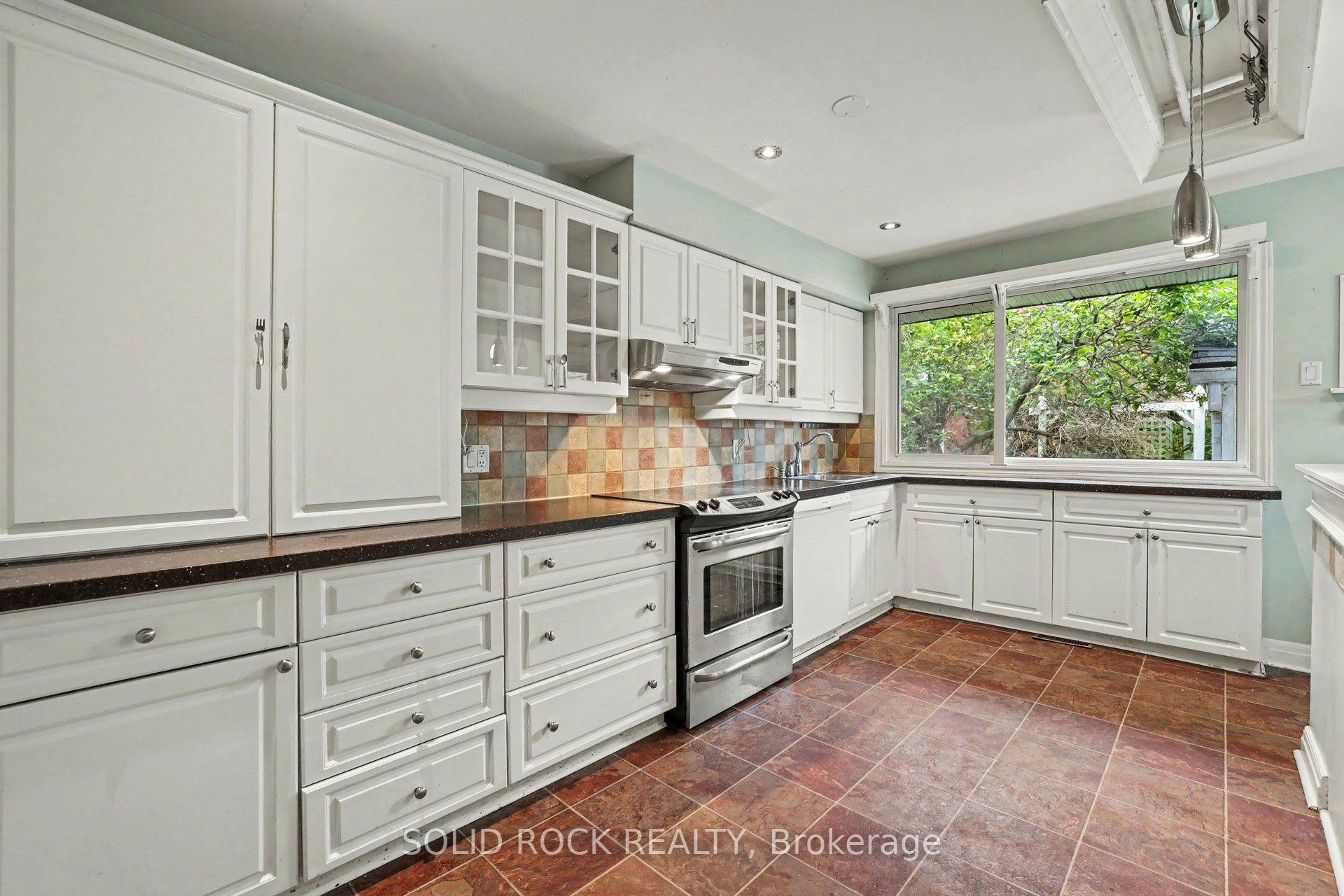 Photo 6 of 889 Mountainview Avenue, Ottawa, Whitehaven — HOMEH