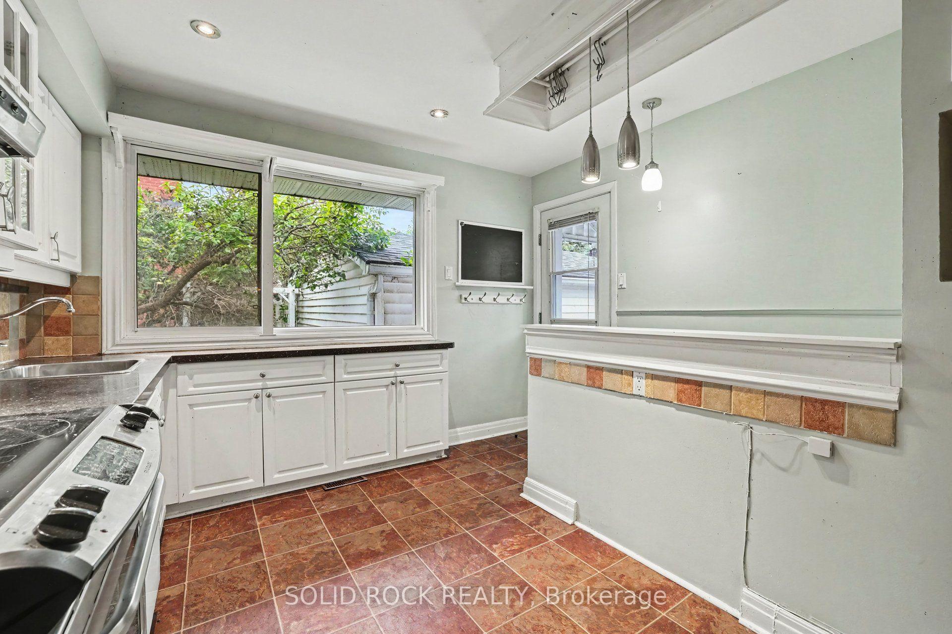 Photo 8 of 889 Mountainview Avenue, Ottawa, Whitehaven — HOMEH