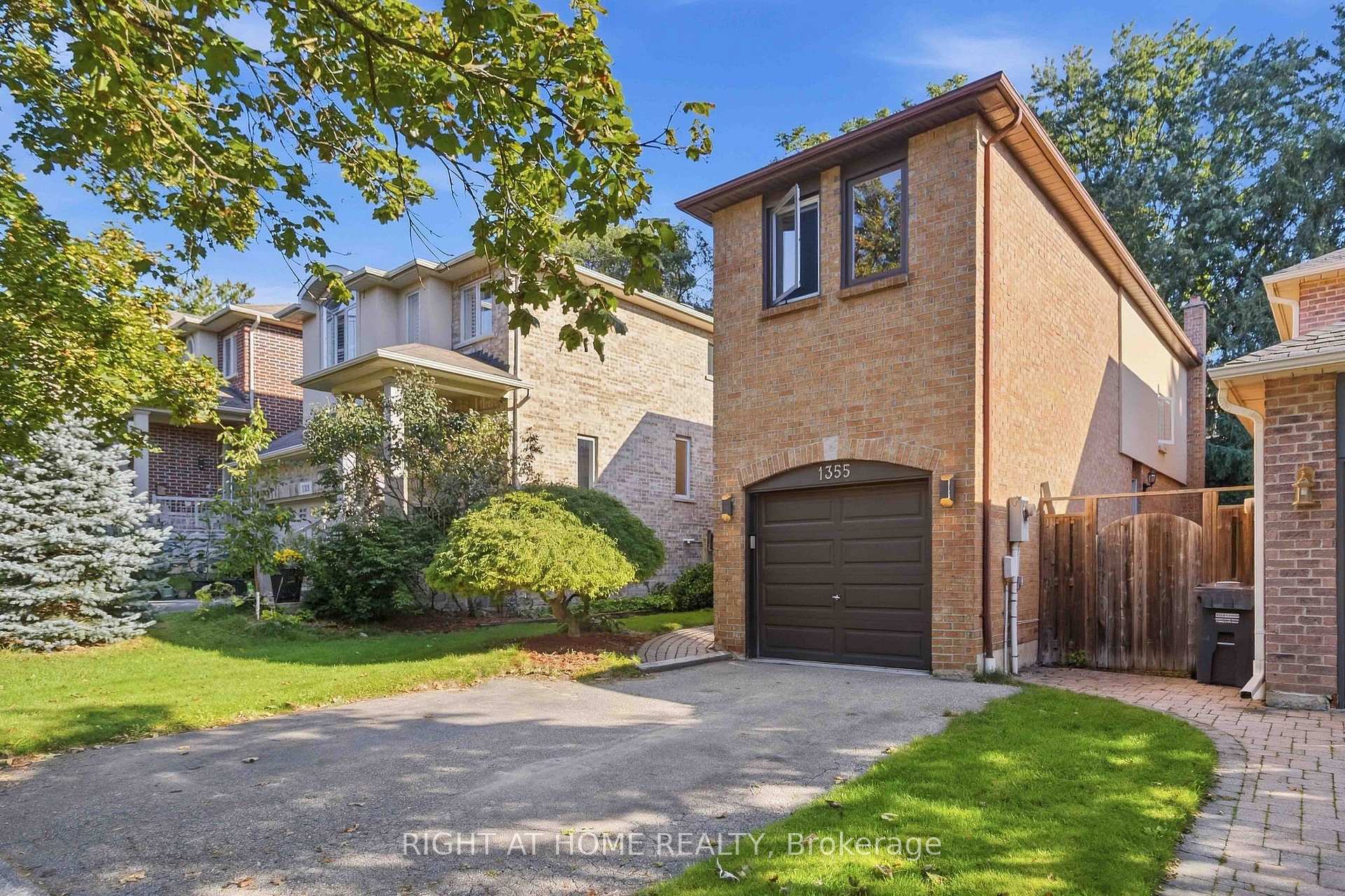Photo 2 of 1355 Boulder Creek Crescent, Mississauga, Clarkson — HOMEH
