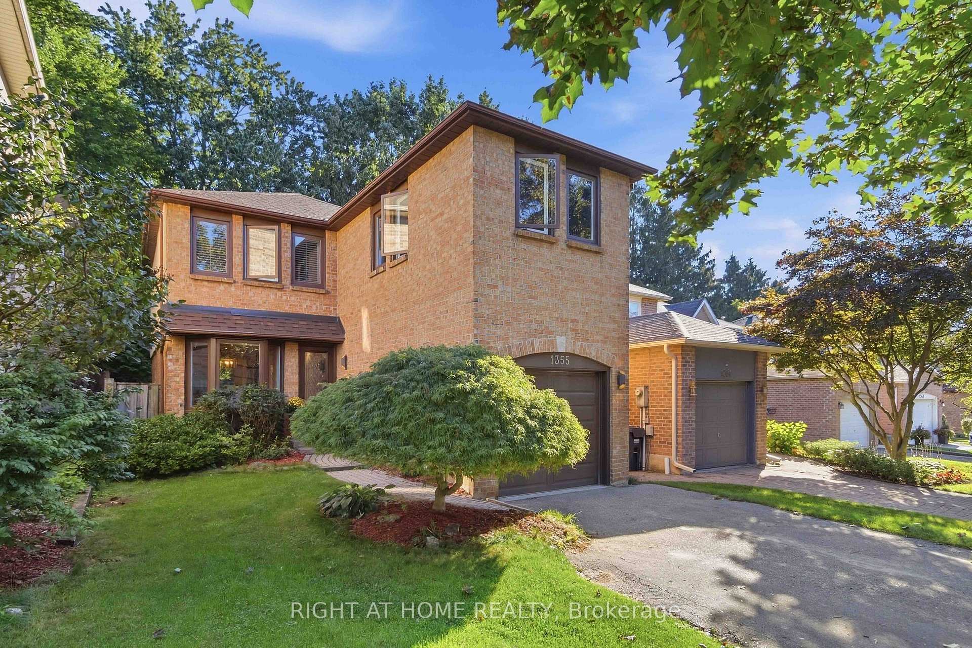 Photo 3 of 1355 Boulder Creek Crescent, Mississauga, Clarkson — HOMEH