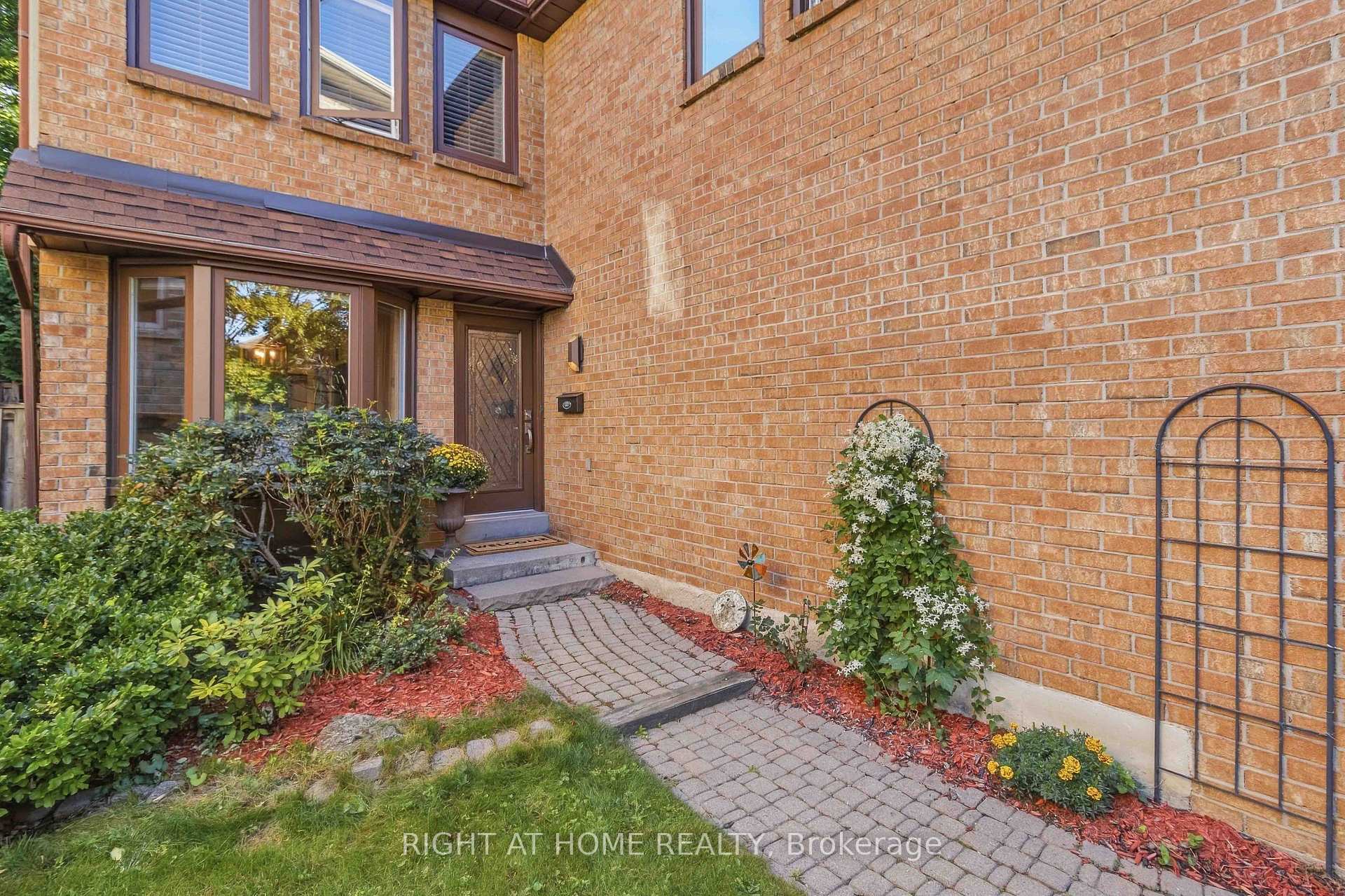 Photo 4 of 1355 Boulder Creek Crescent, Mississauga, Clarkson — HOMEH