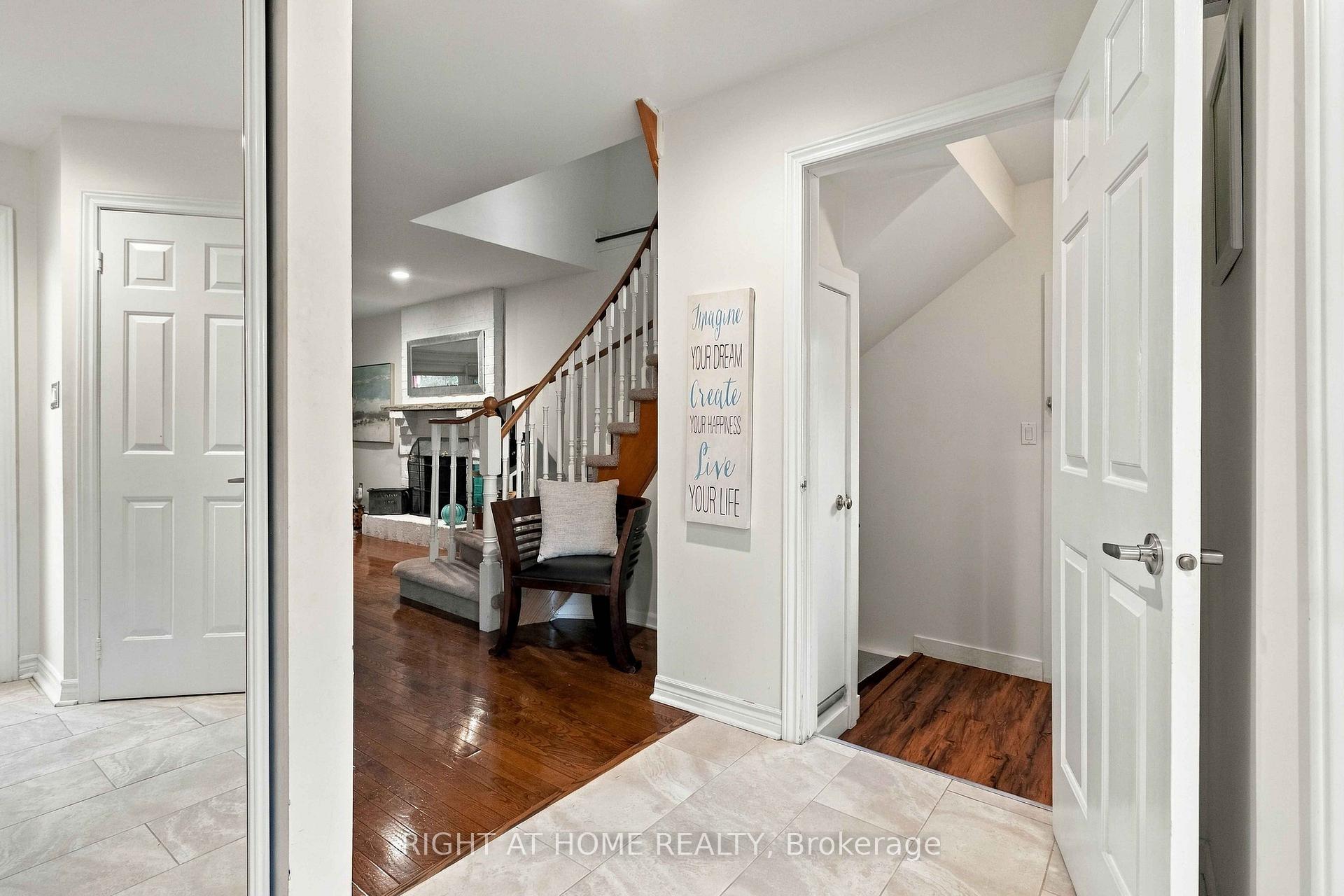 Photo 5 of 1355 Boulder Creek Crescent, Mississauga, Clarkson — HOMEH